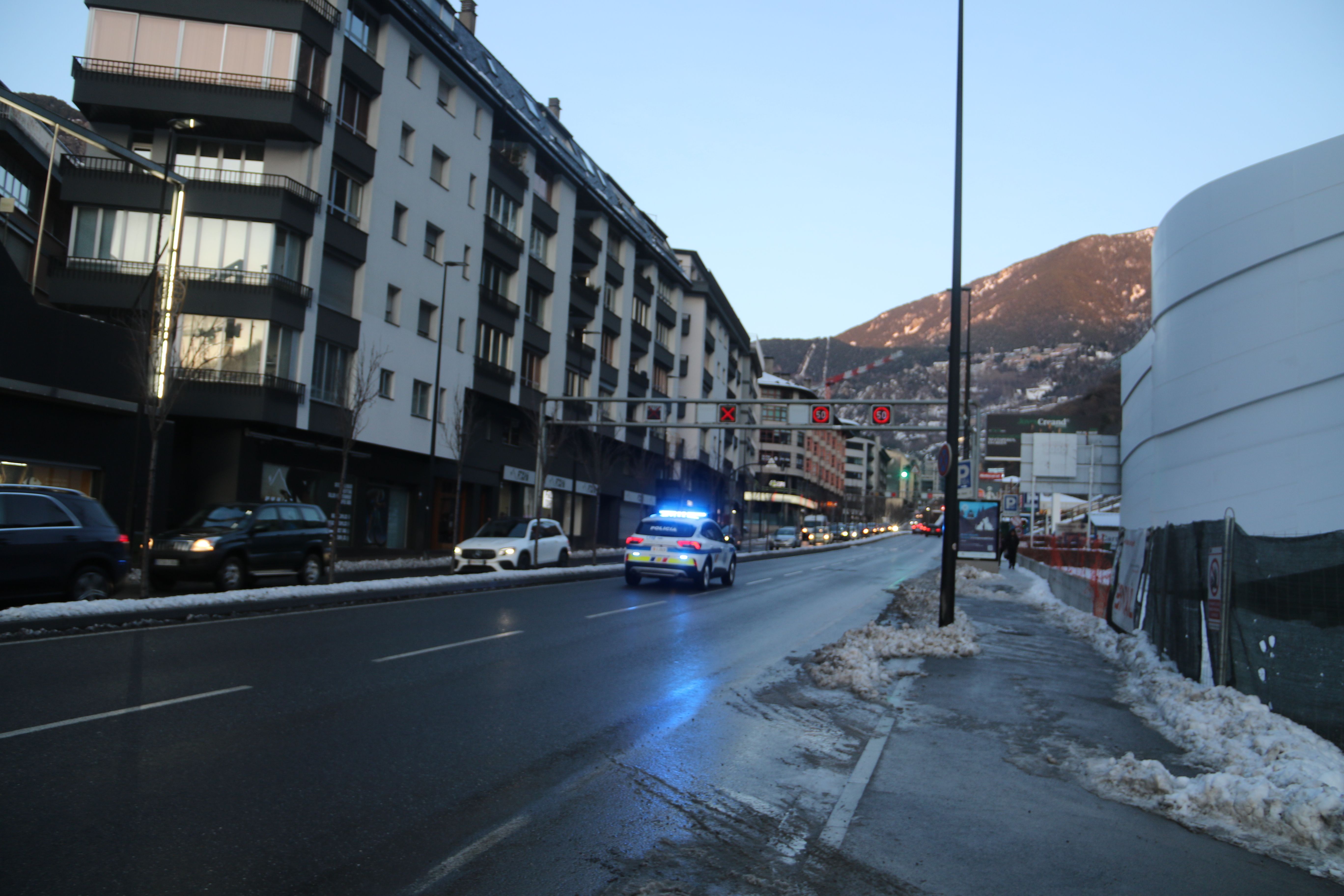 Un cotxe de policia circulant per la zona on es va acabar fent la detenció i es va localitzar el vehicle 'carregat'.