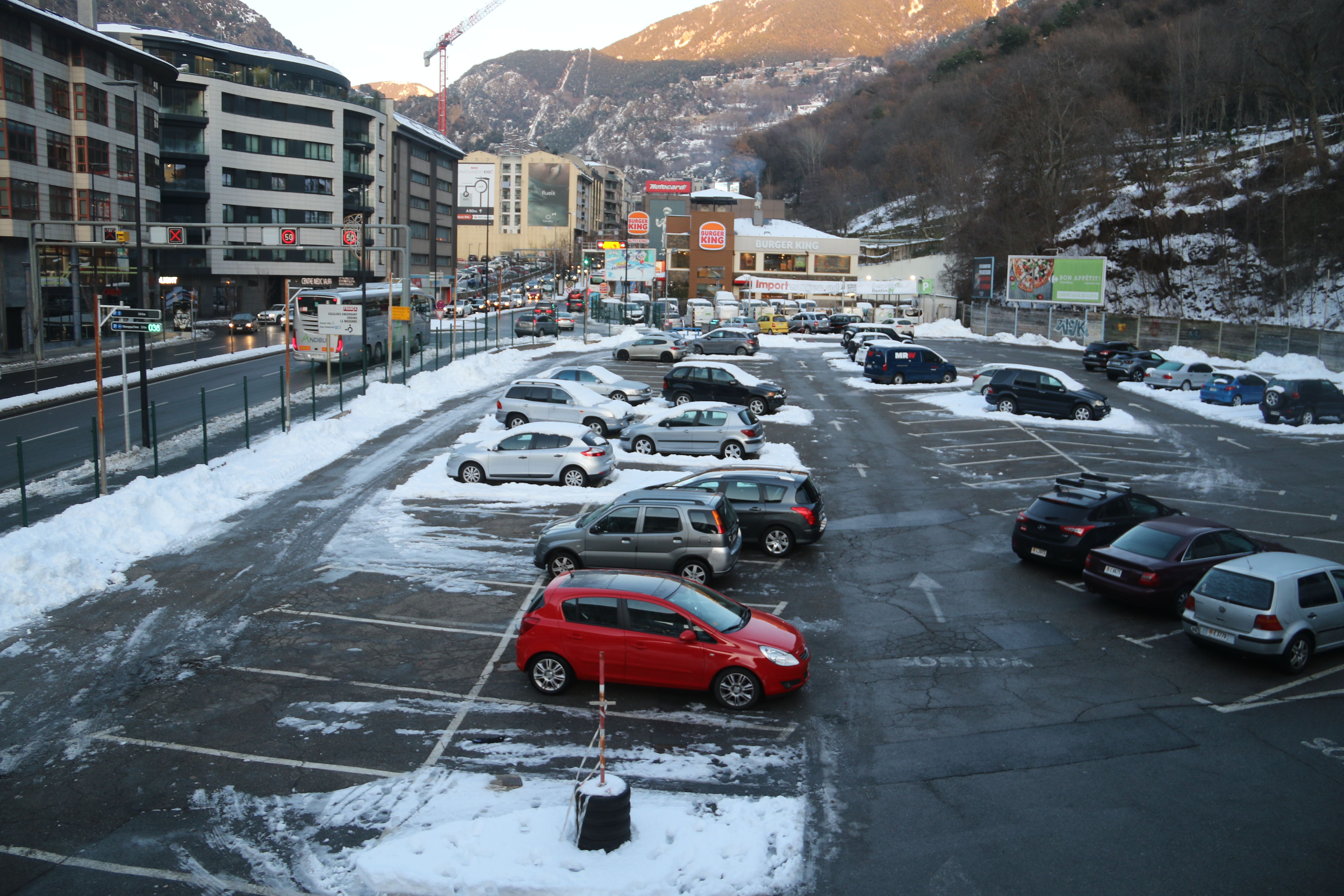 El vehicle estava estacionat en un aparcament exterior d'una superfície comercial de l'avinguda Tarragona.