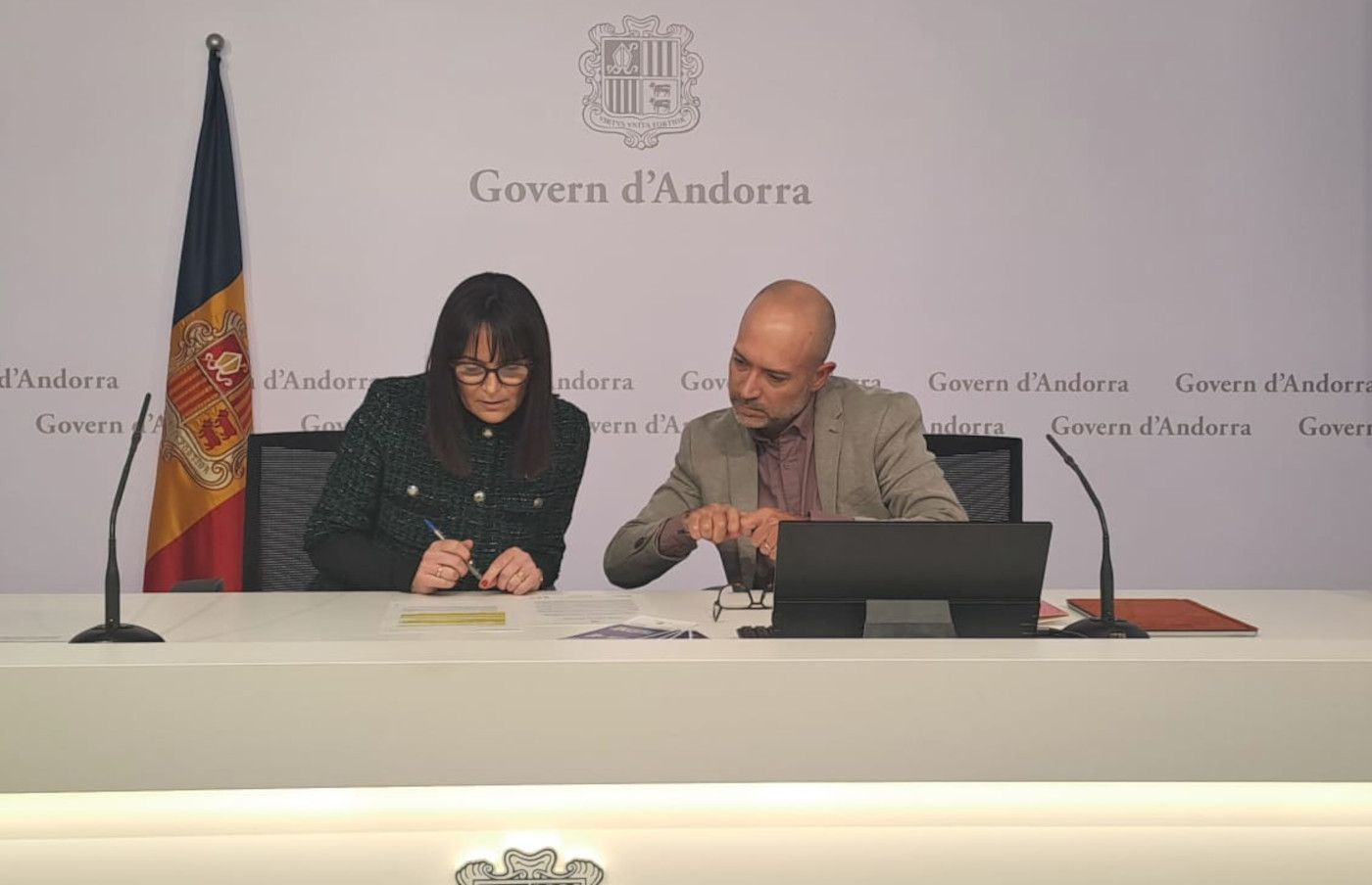 Bonell i Sans, comentant aspectes previs a la roda de premsa.