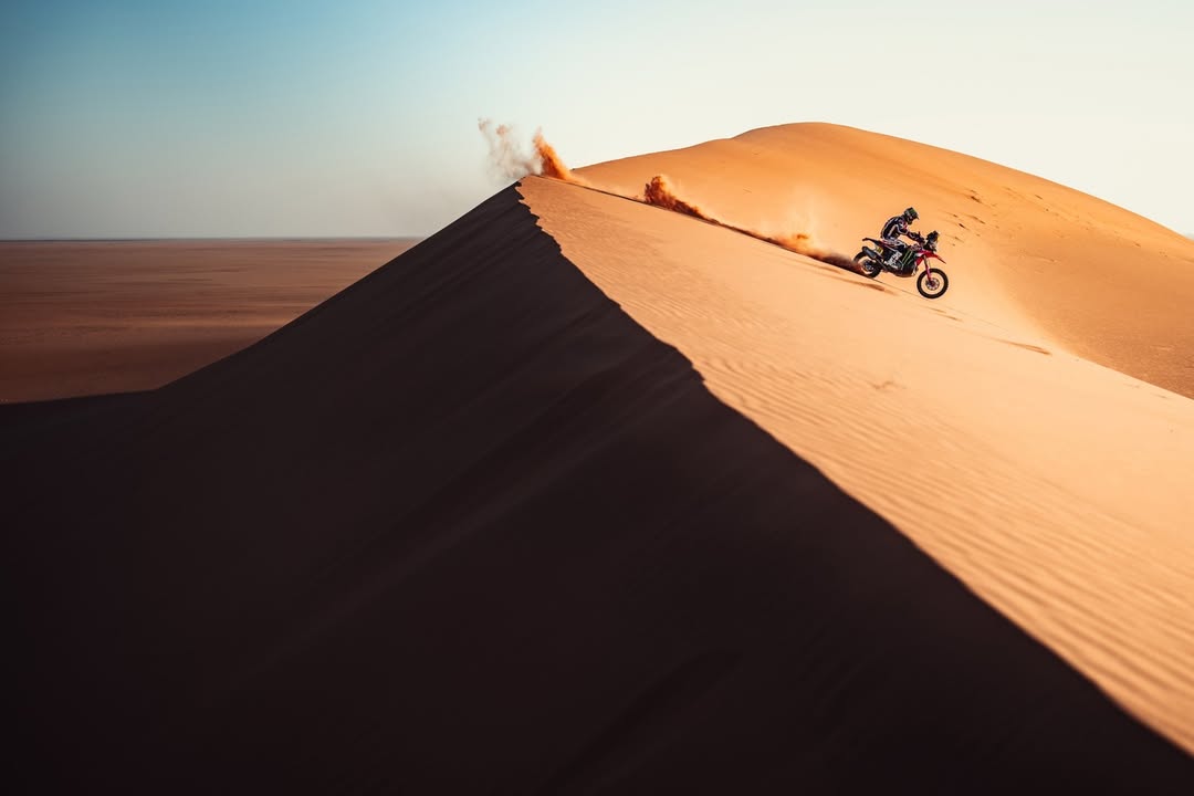 Schareina, a l'etapa 8 d'aquest dilluns passant per les dunes.