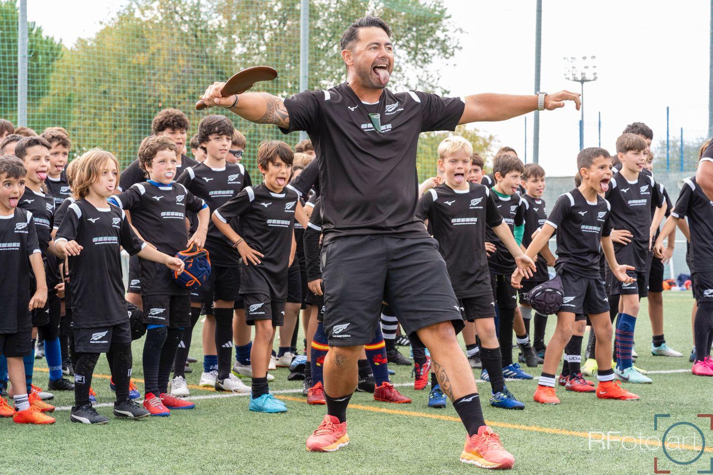 Troy Nathan, ensenyant una haka als més petits en un dels seus campus. 