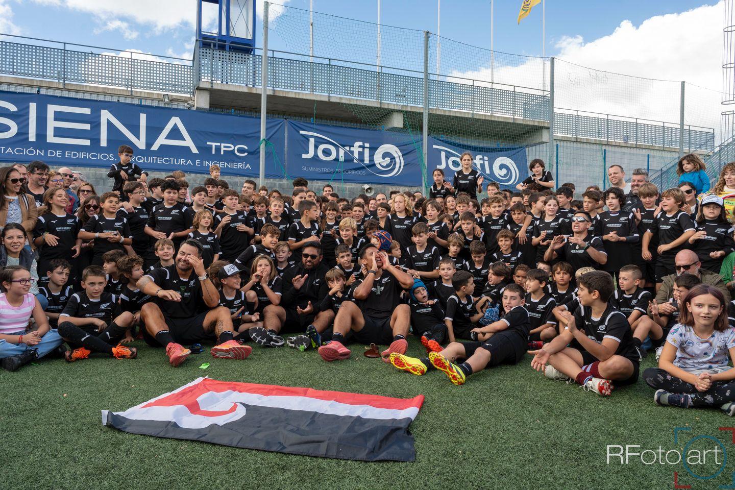 Els més petits, lluint la bandera maorí.