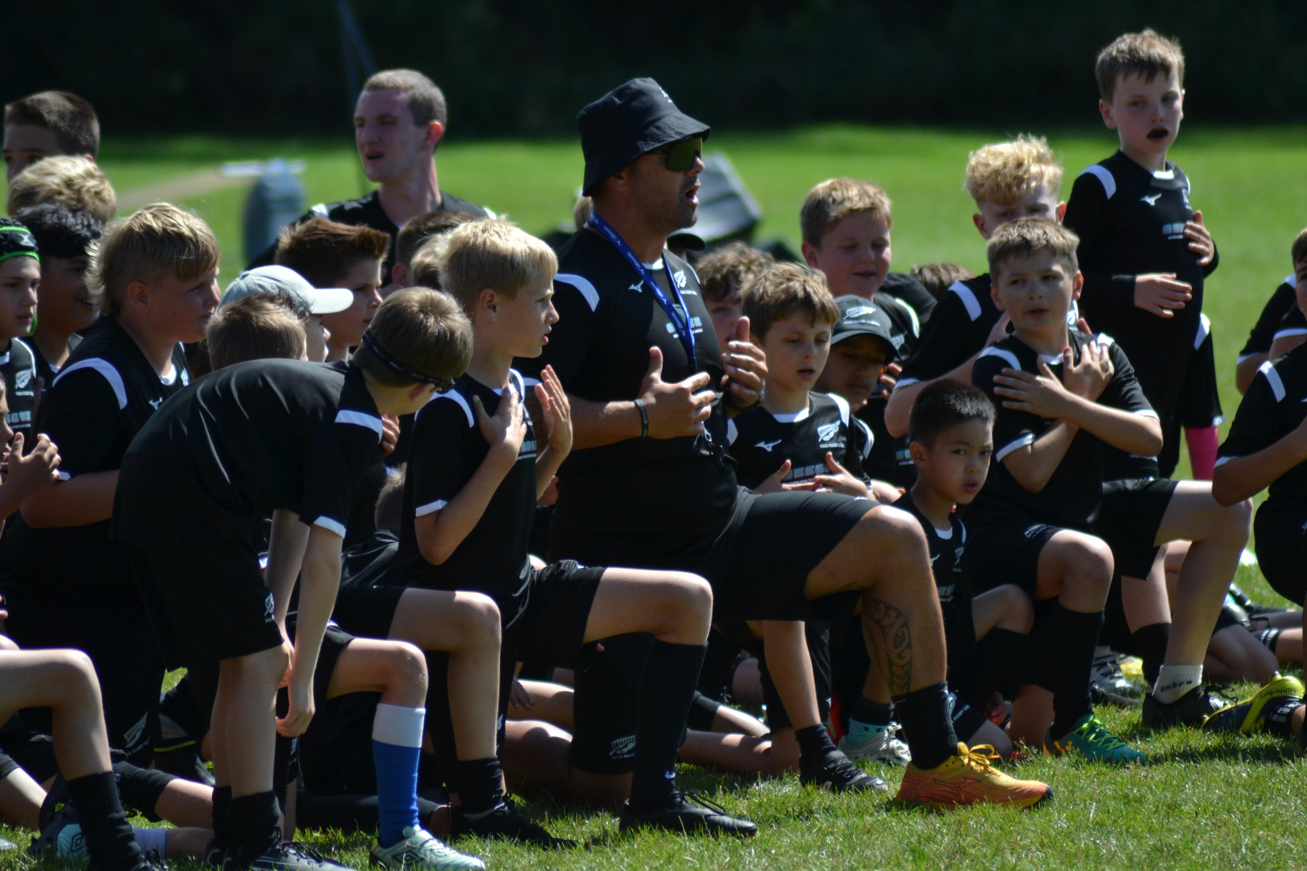 Aprenent a fer una 'haka' amb els entrenadors del campus.