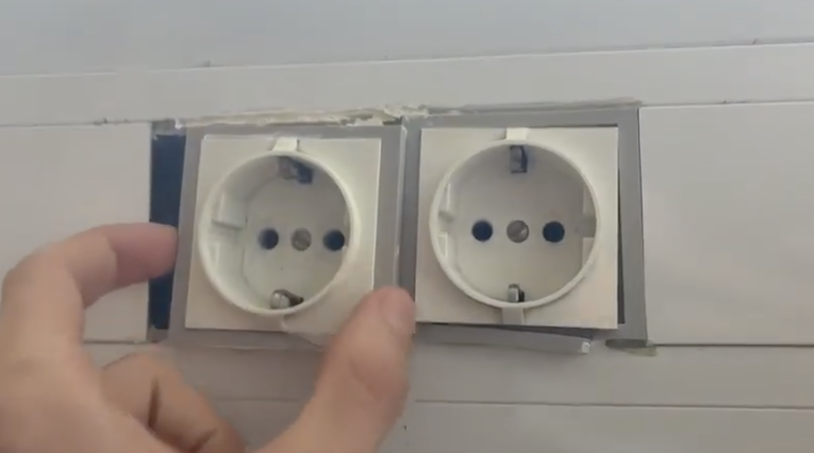 Dos endolls en mal estat a l'hospital.