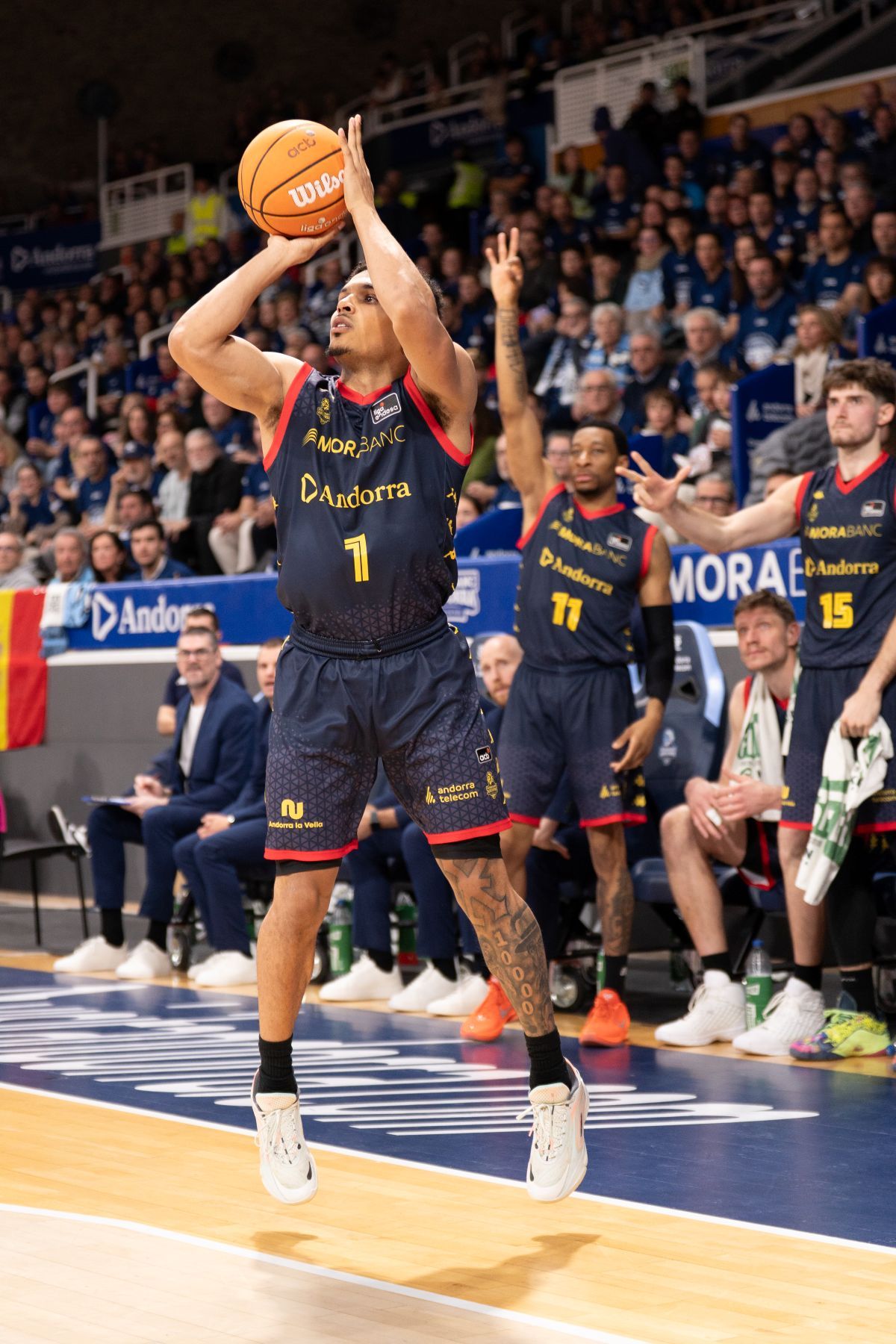 El base Xavier Castañeda, llençant de tres ahir en el duel contra el Reial Madrid.