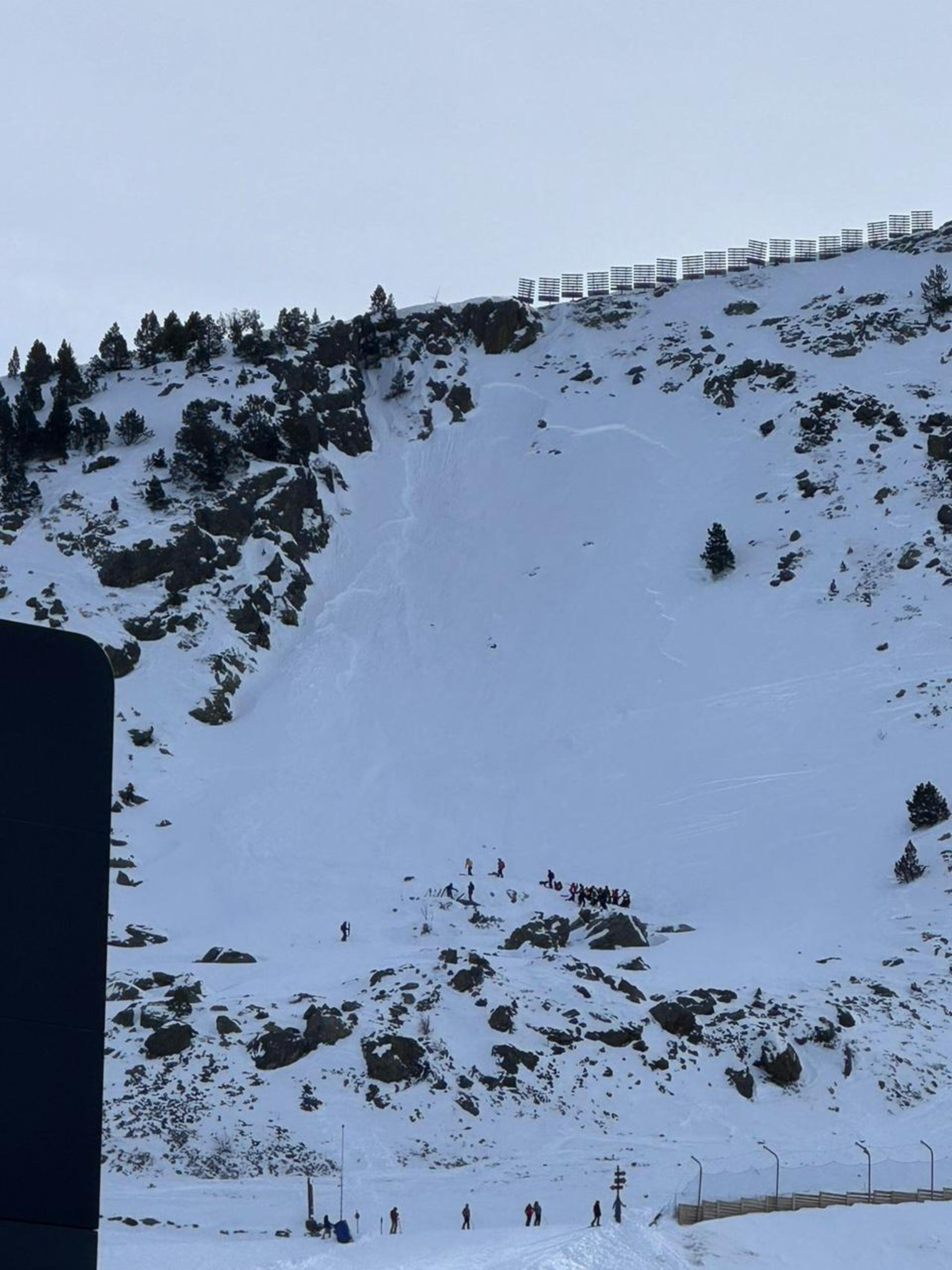 Una imatge del rescat de l'operari atrapat per l'allau.