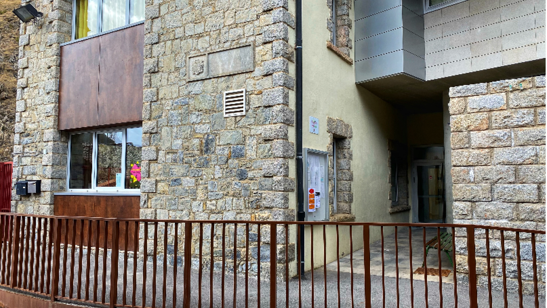 Una imatge de les instal·lacions de l'escola francesa de Canillo. Una imatge de les instal·lacions de l'escola francesa de Canillo.