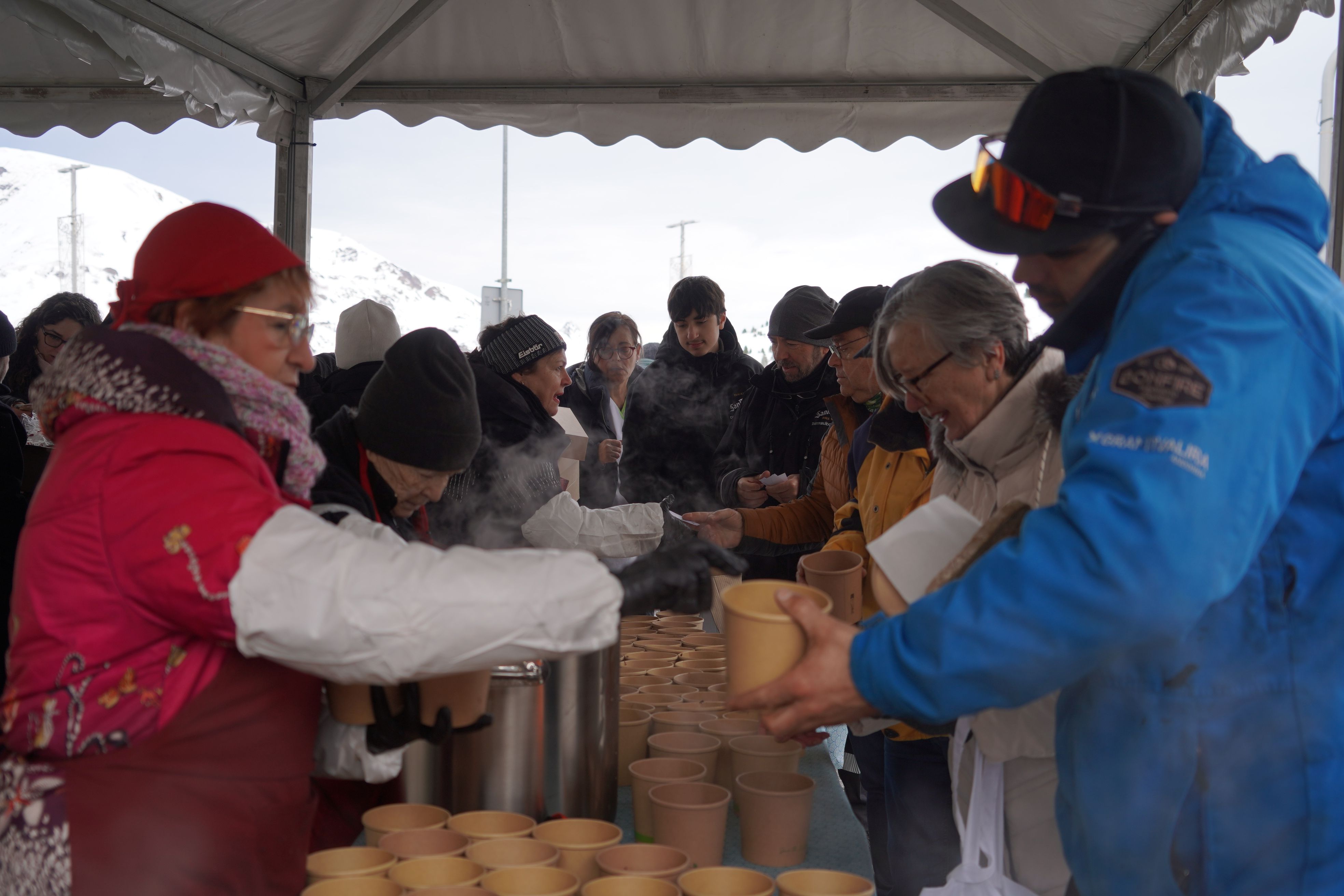 Un moment del repartiment de l'escudella.