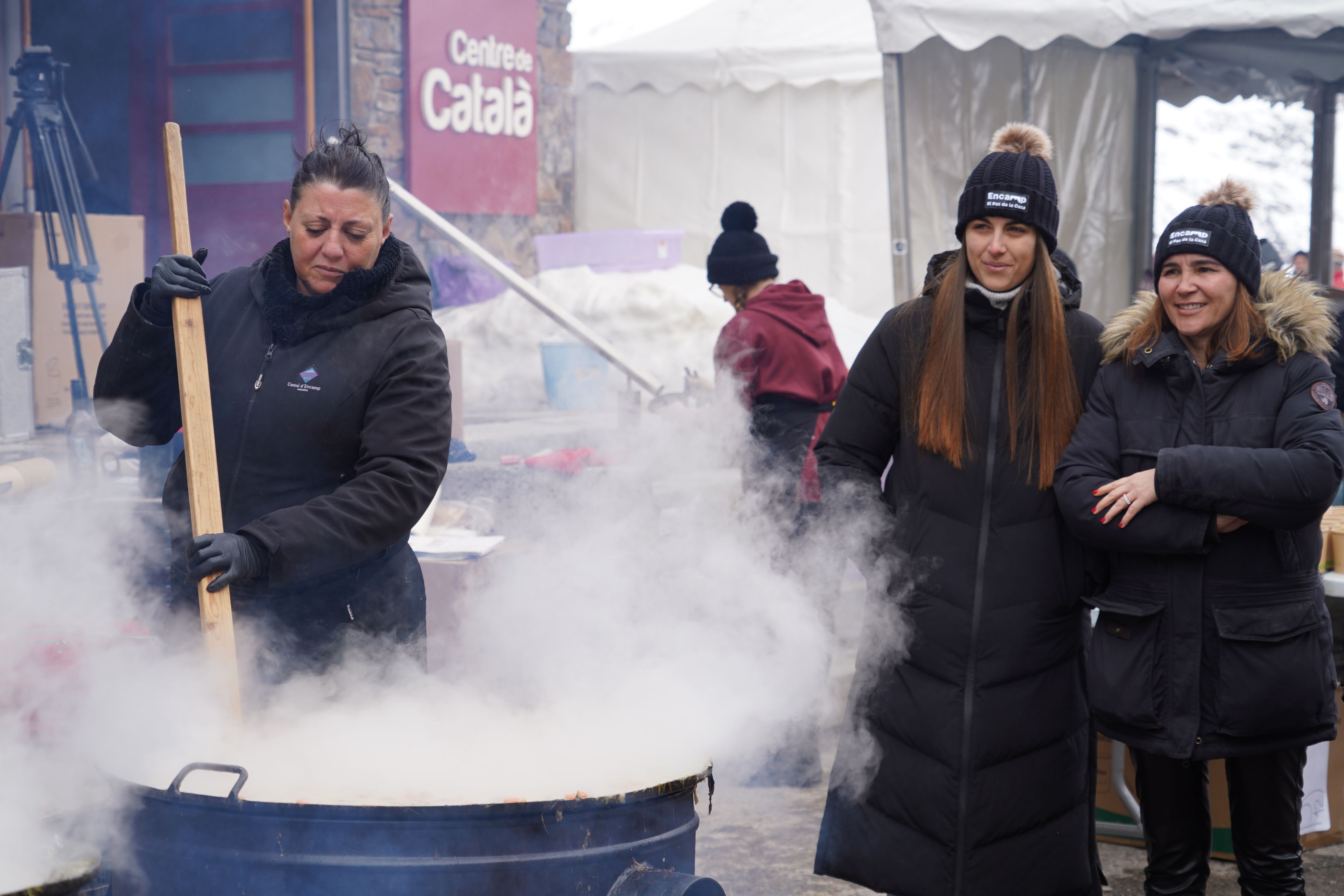 Voluntaris i cuiners preparant el plat.