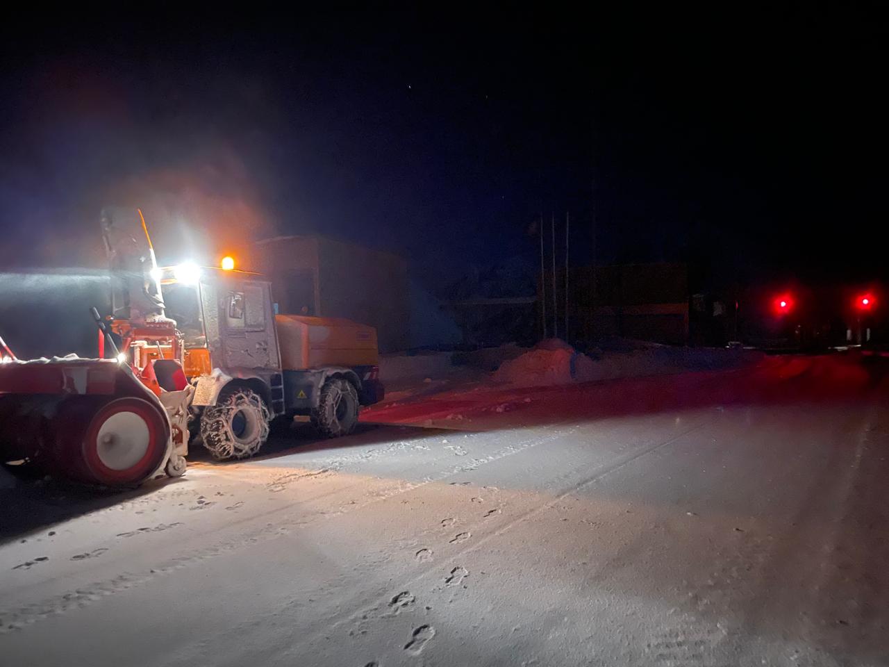 Una màquina del COEX treballant per reobrir l'accés al Pas de la Casa.