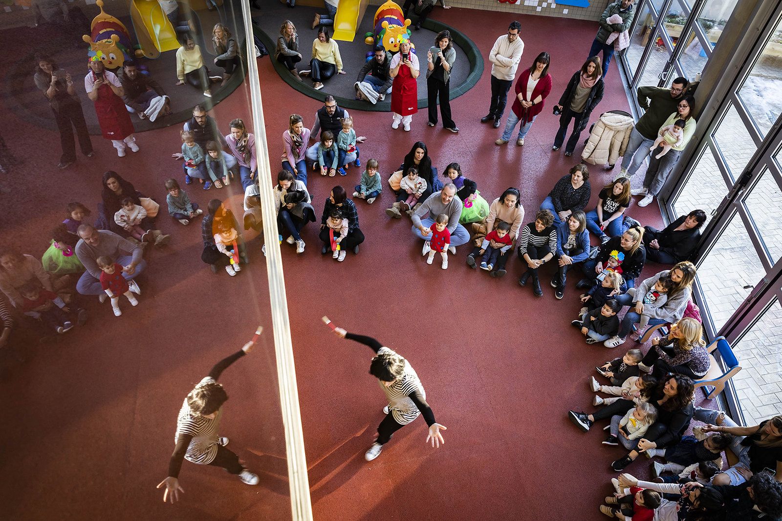 Infants i famílies a l'escola bressol comunal d'Andorra la Vella.