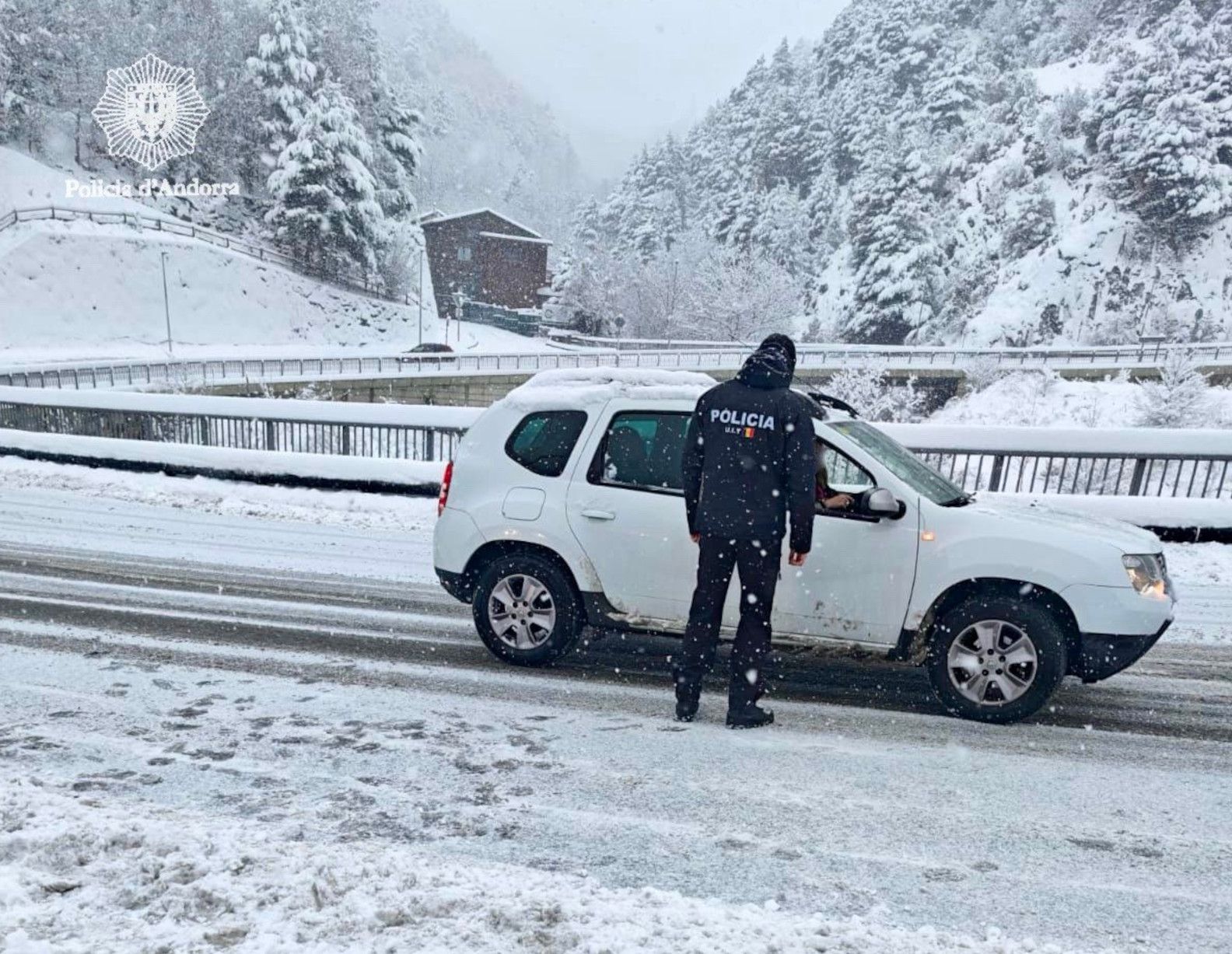 Un policia fent un control de cadenatge. Un policia fent un control de cadenatge.