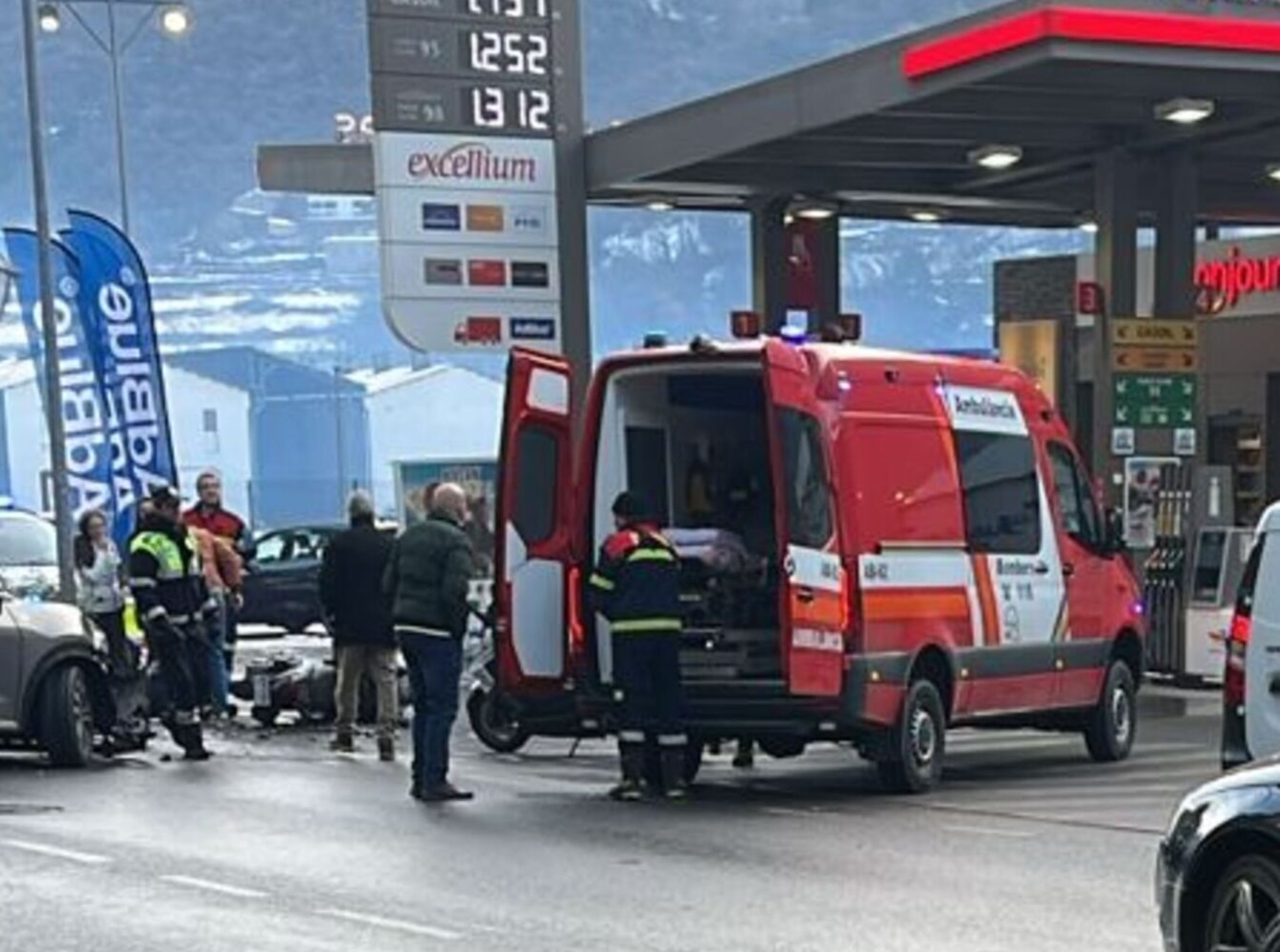 Els efectius dels bombers amb els vehicles implicats a l'esquerra de la imatge.