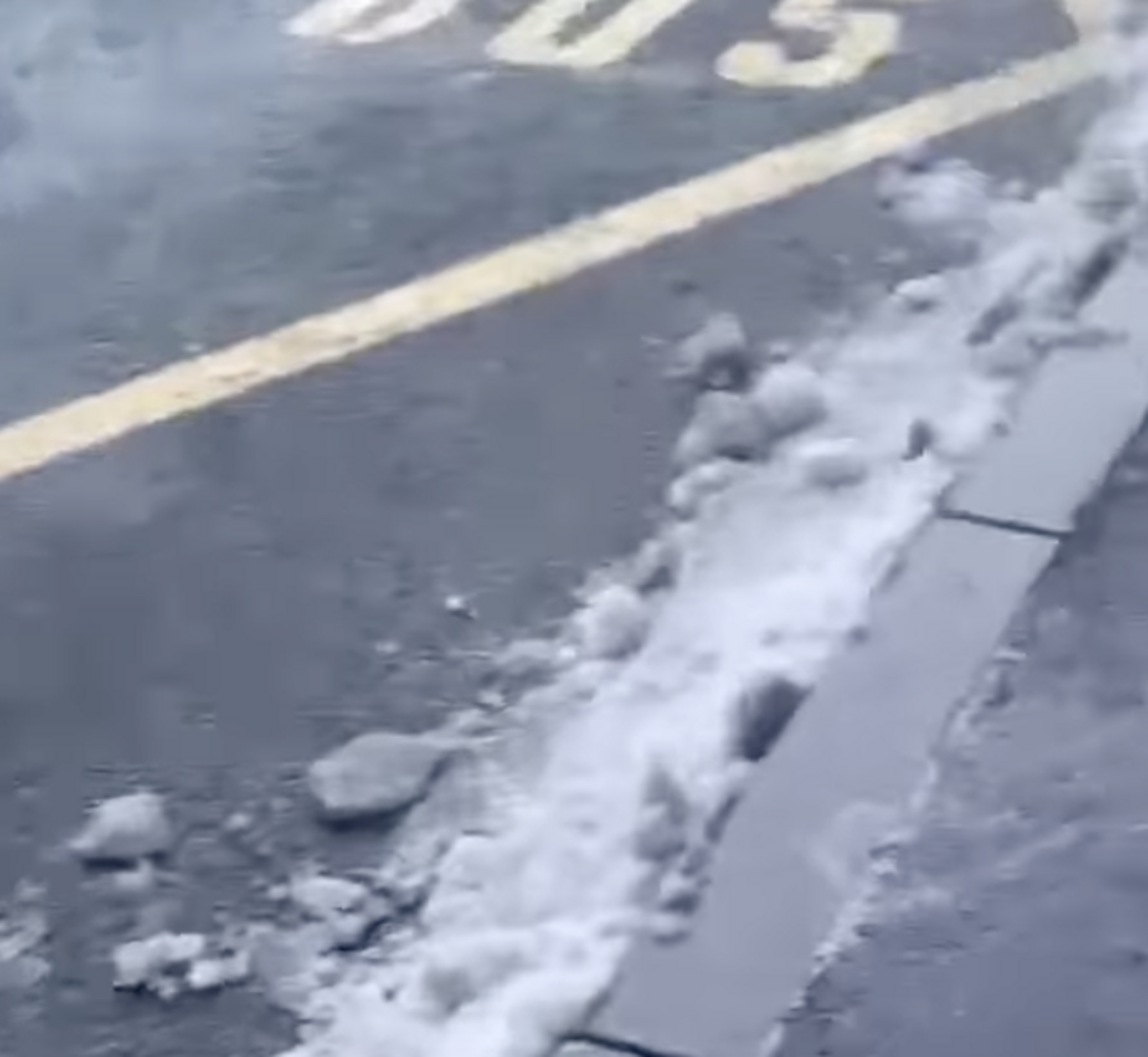 Una imatge de la senyalització horitzontal de la parada de bus.