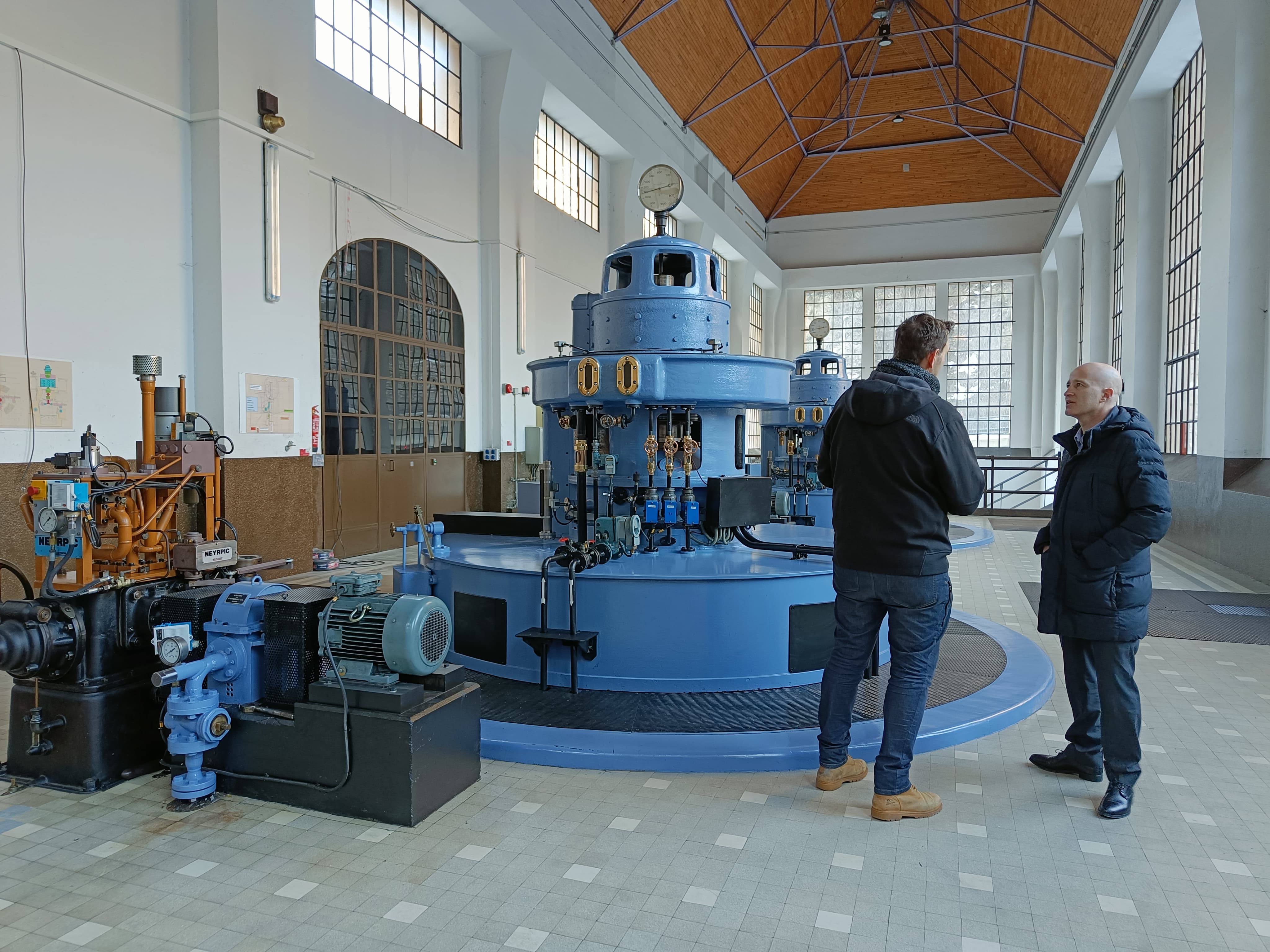Jordi Travé, amb un dels tècnics de FEDA, davant dels grups hidroelèctrics que s'han reparat.