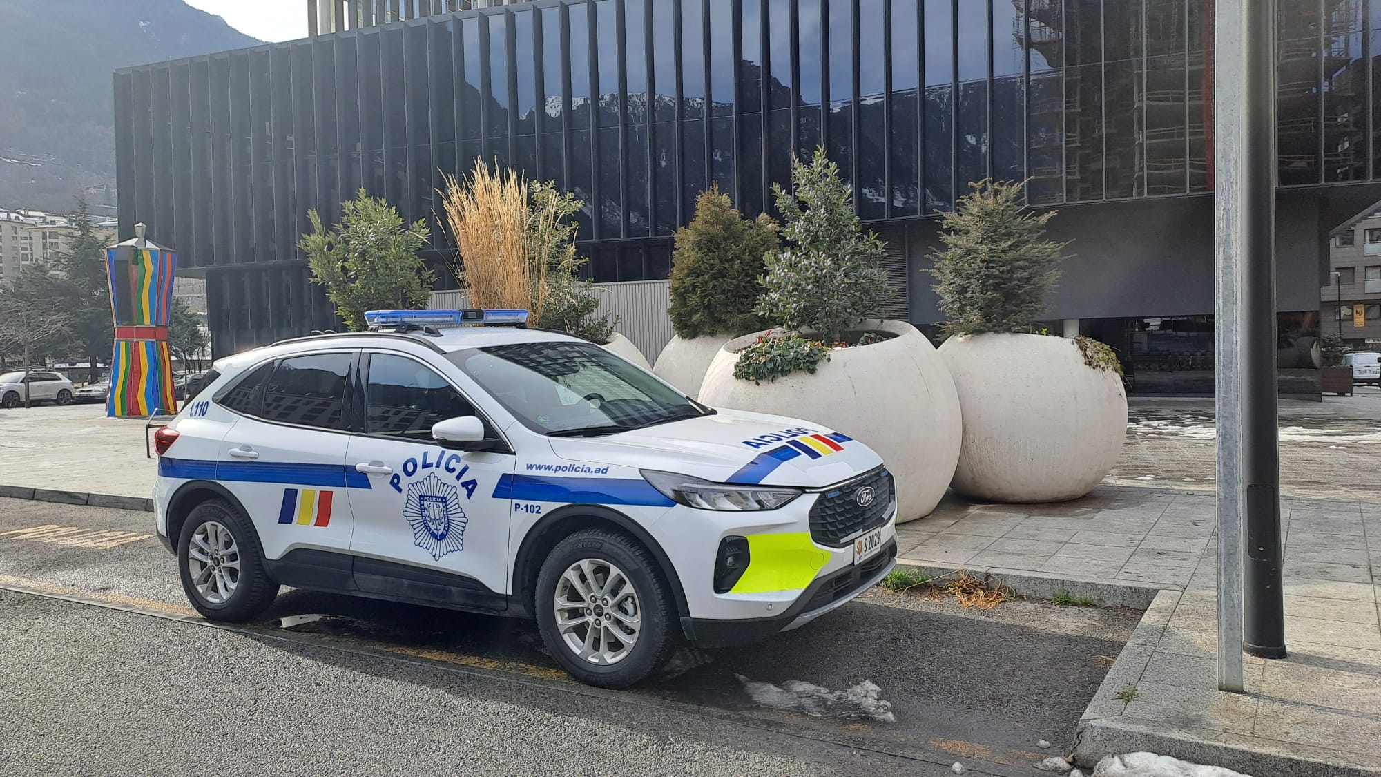 Un cotxe de policia a l'exterior de la seu de la Justícia.