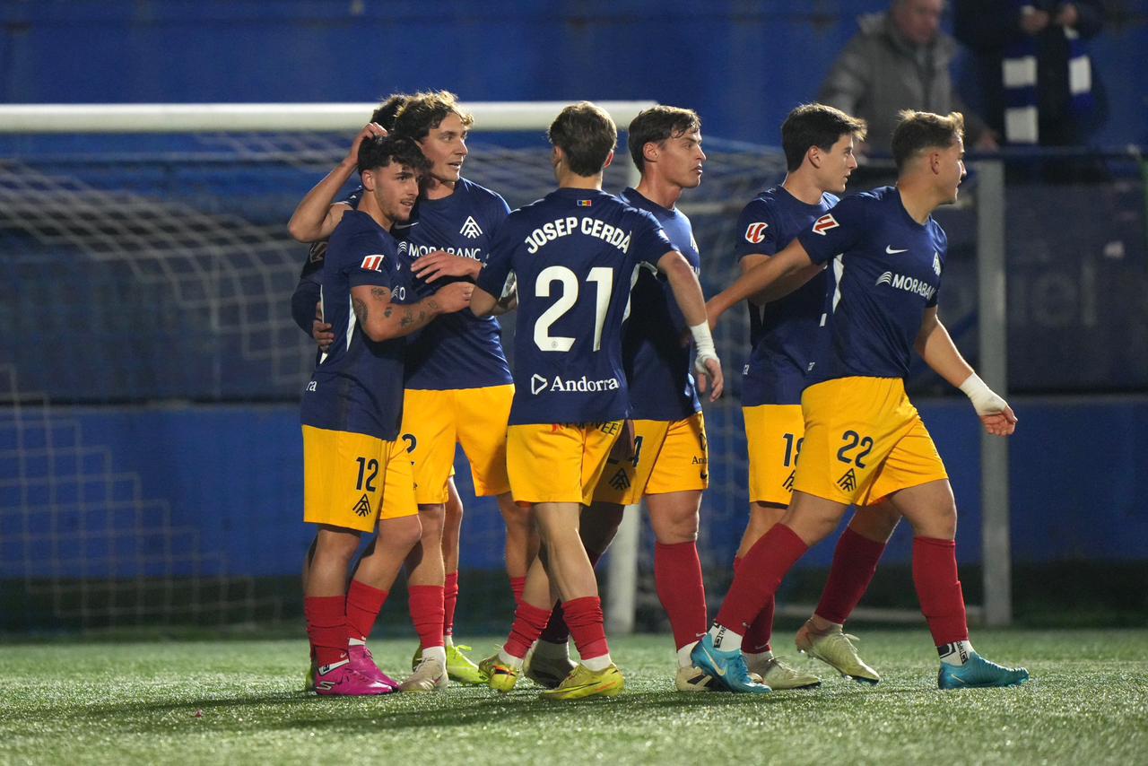 Els jugadors de l'FC Andorra, felicitant a Yeray Cabanzón després del seu primer gol. Els jugadors de l'FC Andorra, felicitant a Yeray Cabanzón després del seu primer gol.