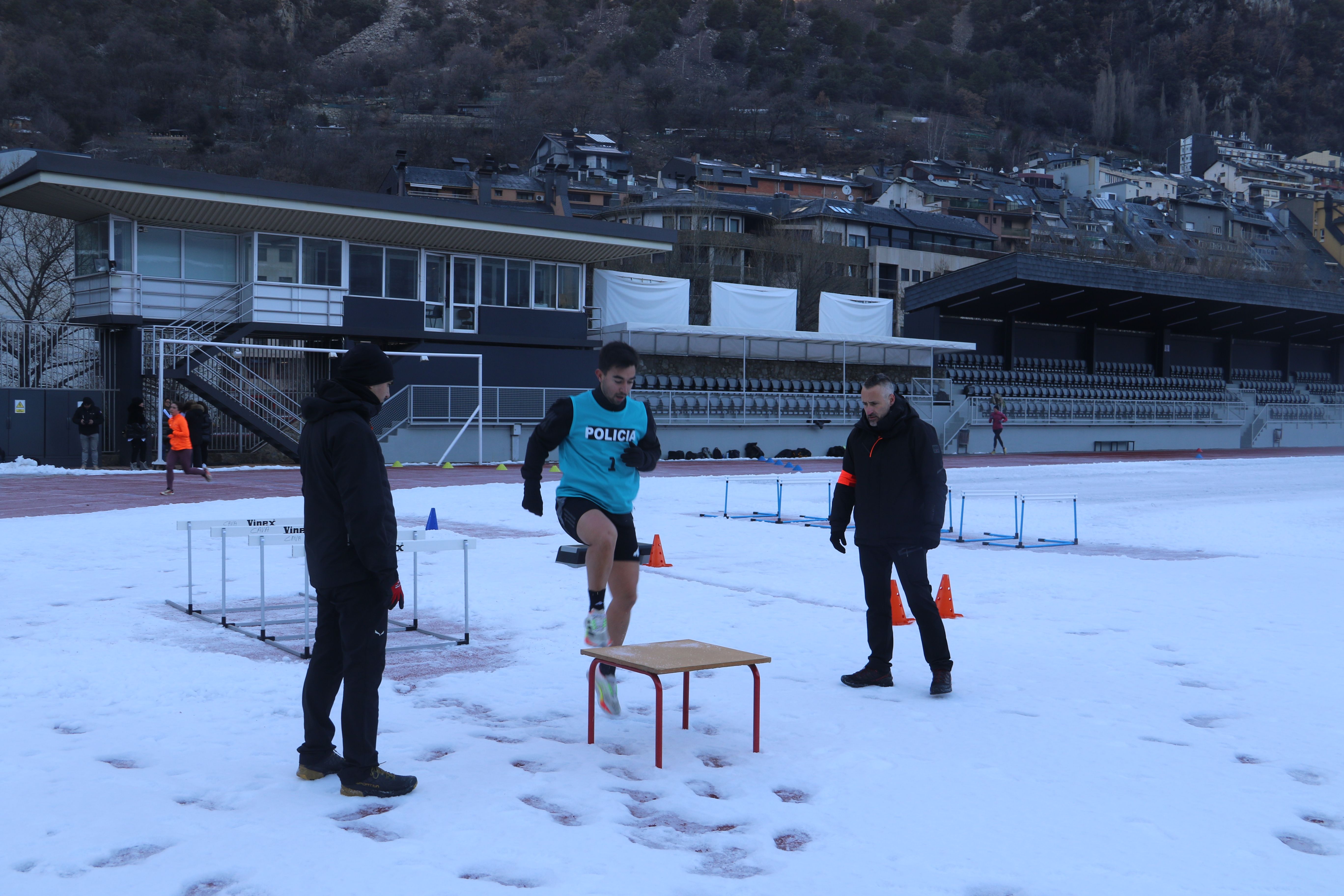 El candidat Lluís Miquel Pinilla passant les proves físiques.