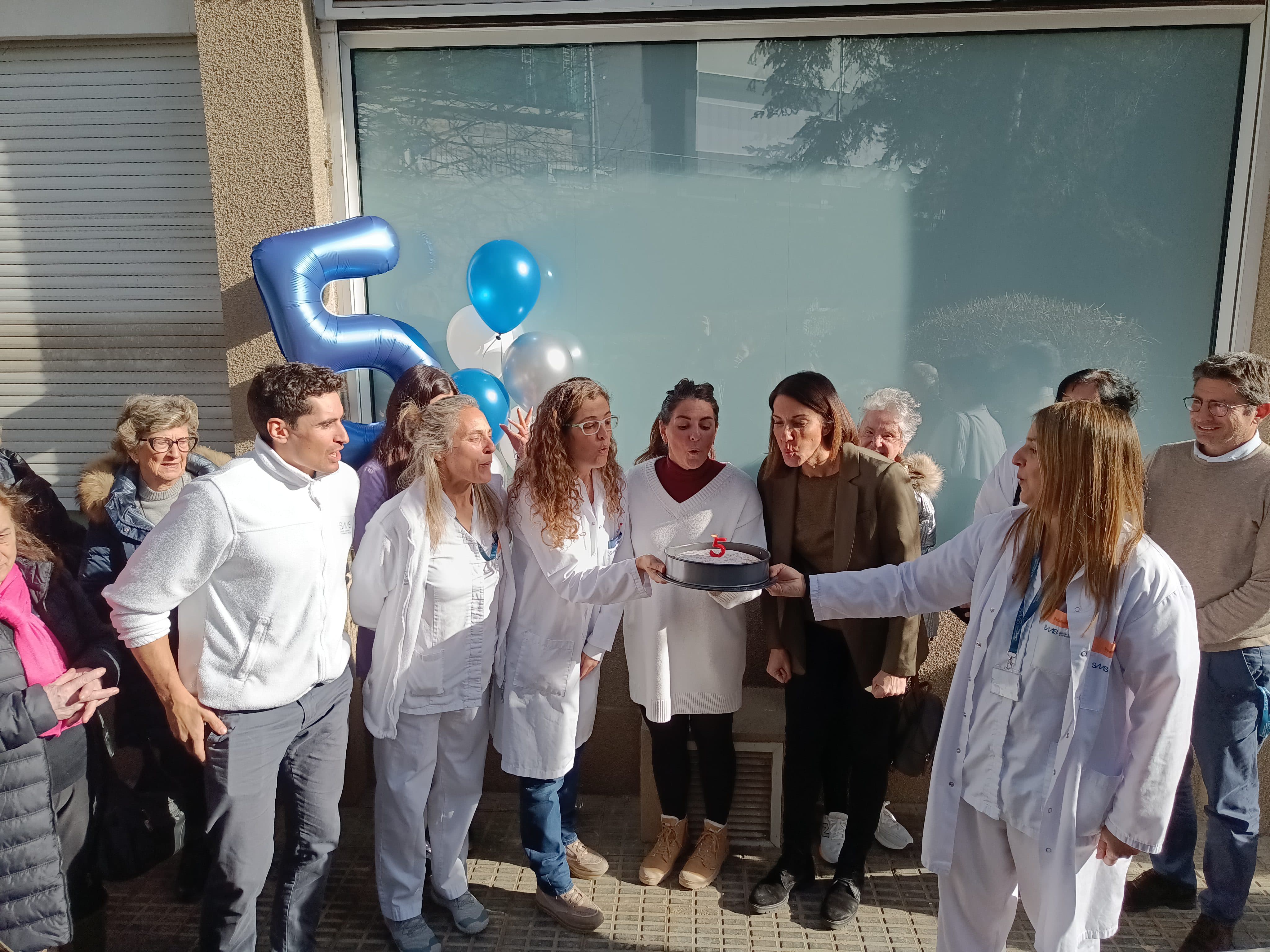 Eva Heras, Meritxell Cosa, Cristina Pérez i membres del servei bufant les espelmes.