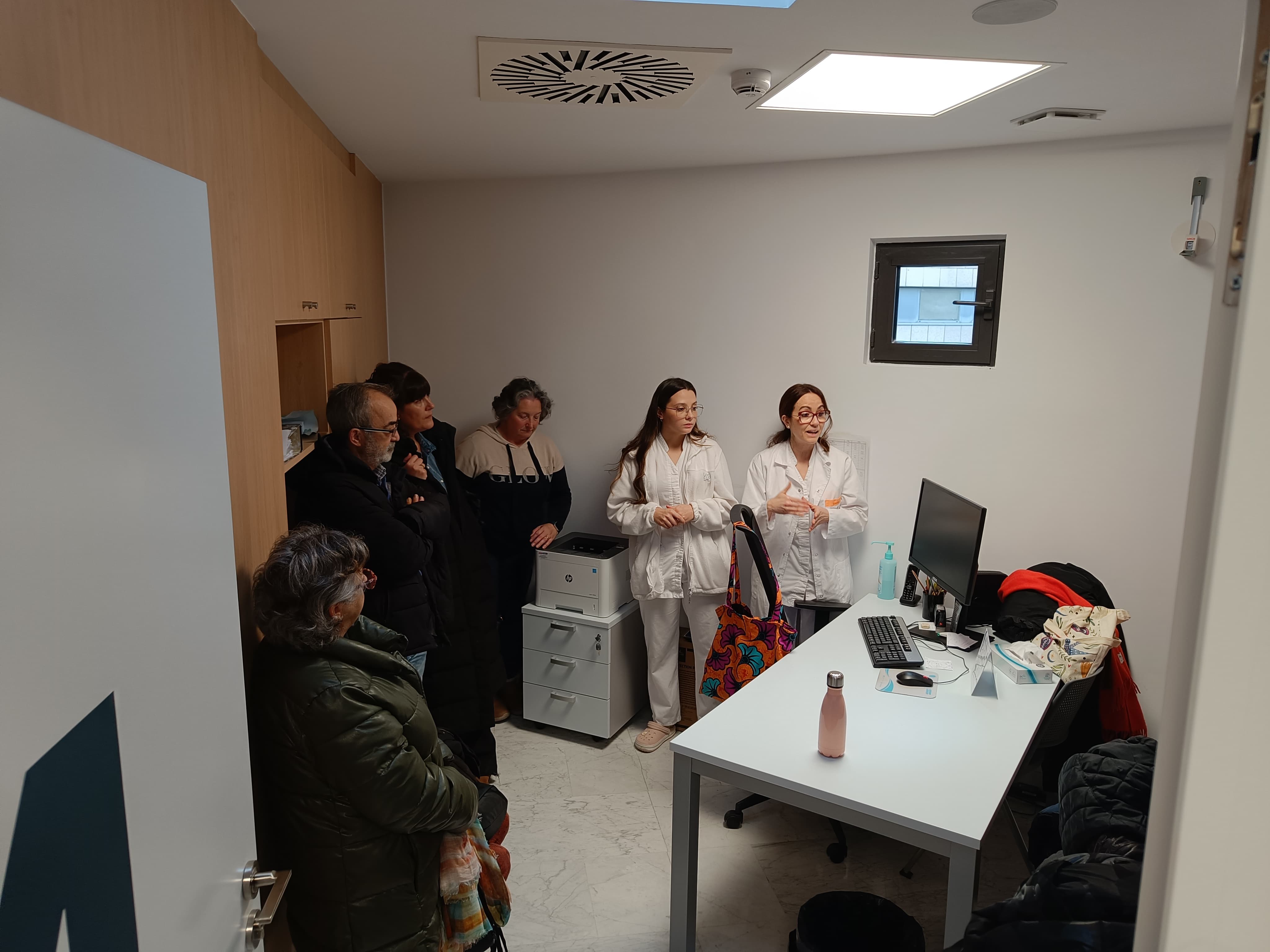 Visitants a les instal·lacions del Servei d'Envelliment i Salut. Visitants a les instal·lacions del Servei d'Envelliment i Salut.