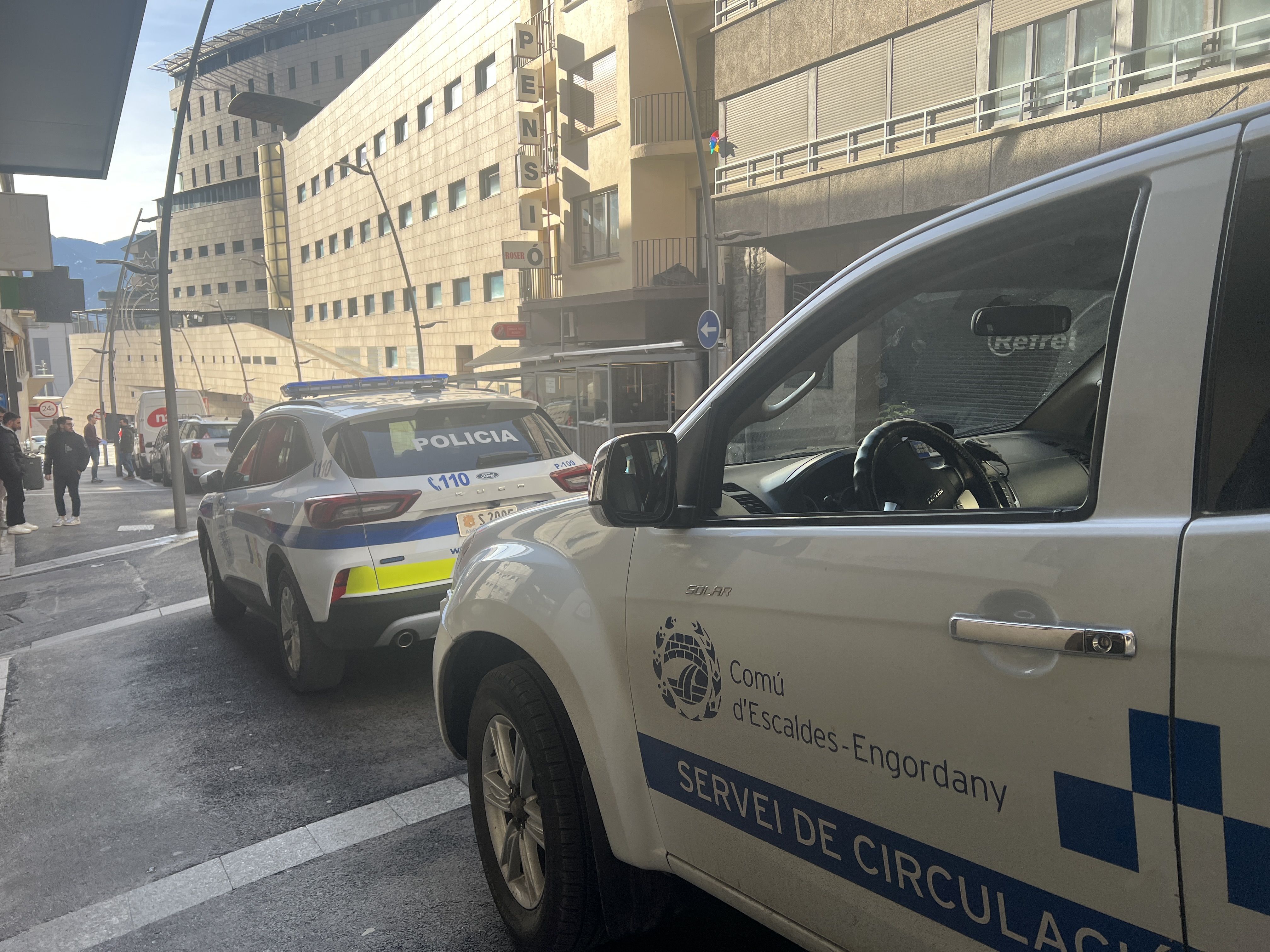 Un cotxe de la policia i un altre del servei de circulació en les immediacions de la pensió.