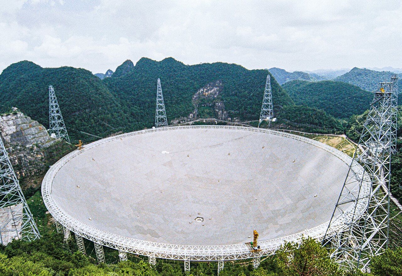 Article 45-1: L'antena del radiotelescopi de 500m de diametre FAST situat a la provincia de Guizhou, Xina, que va descobrir el Cloud-9 La portaveu del Sindicat, Rebeca Bonache.