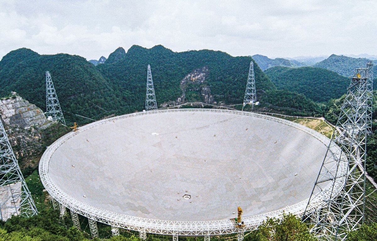 Article 45-1: L'antena del radiotelescopi de 500m de diametre FAST situat a la provincia de Guizhou, Xina, que va descobrir el Cloud-9