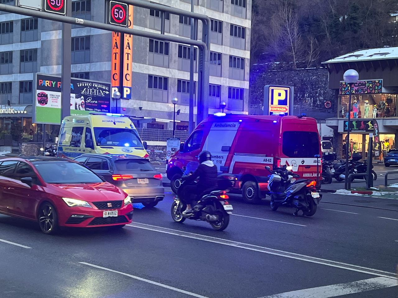 Les ambulàncies al lloc de l'accident.
