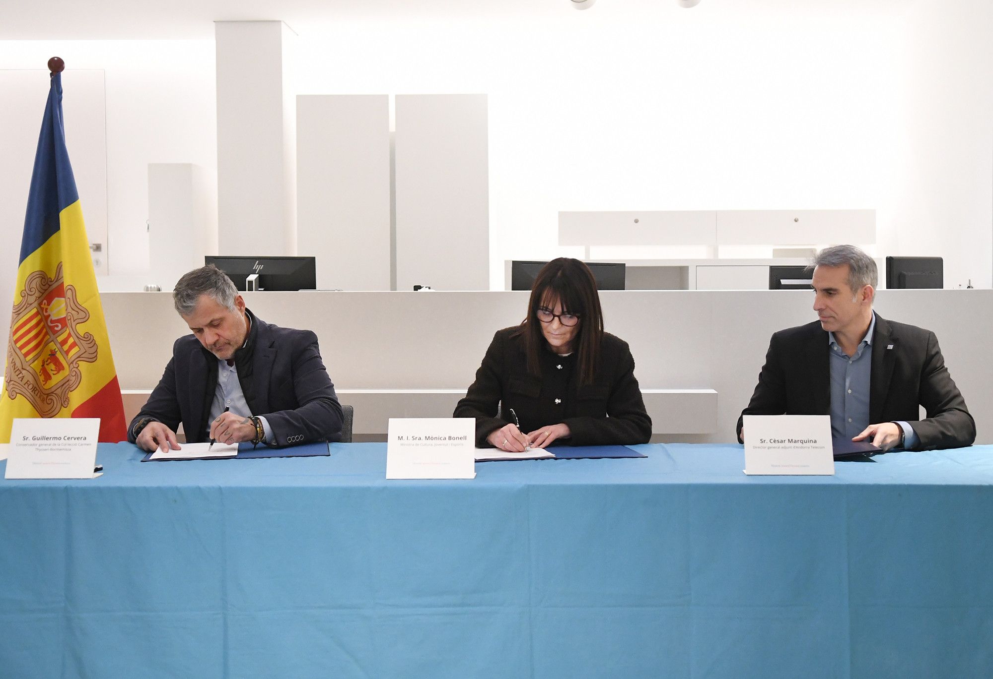 Cervera, Bonell i Marquina en el moment de signar el conveni pel nou museu Thyssen.