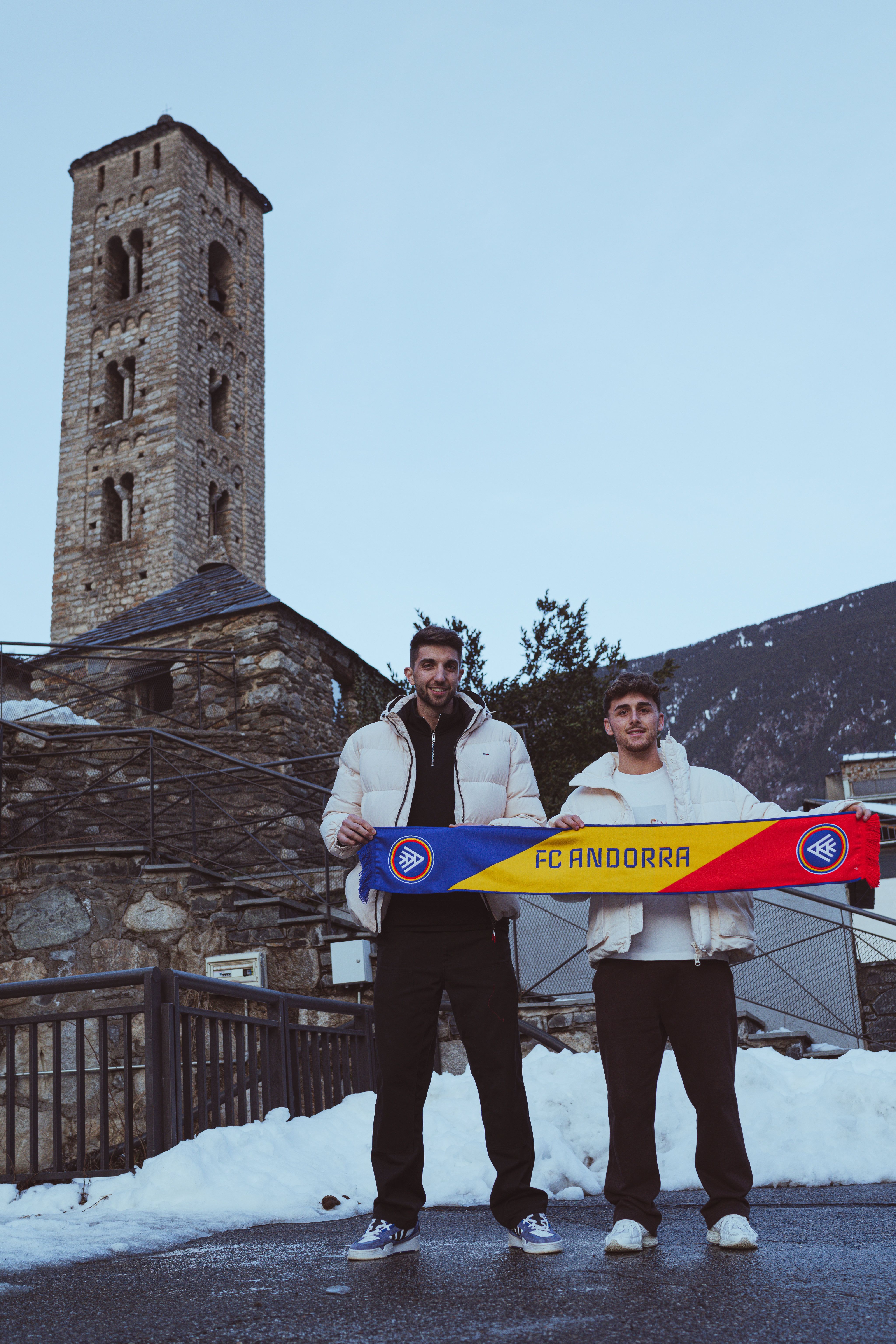 Edgar González i Yeray Cabanzón davant l'església de Santa Eulàlia d'Encamp.