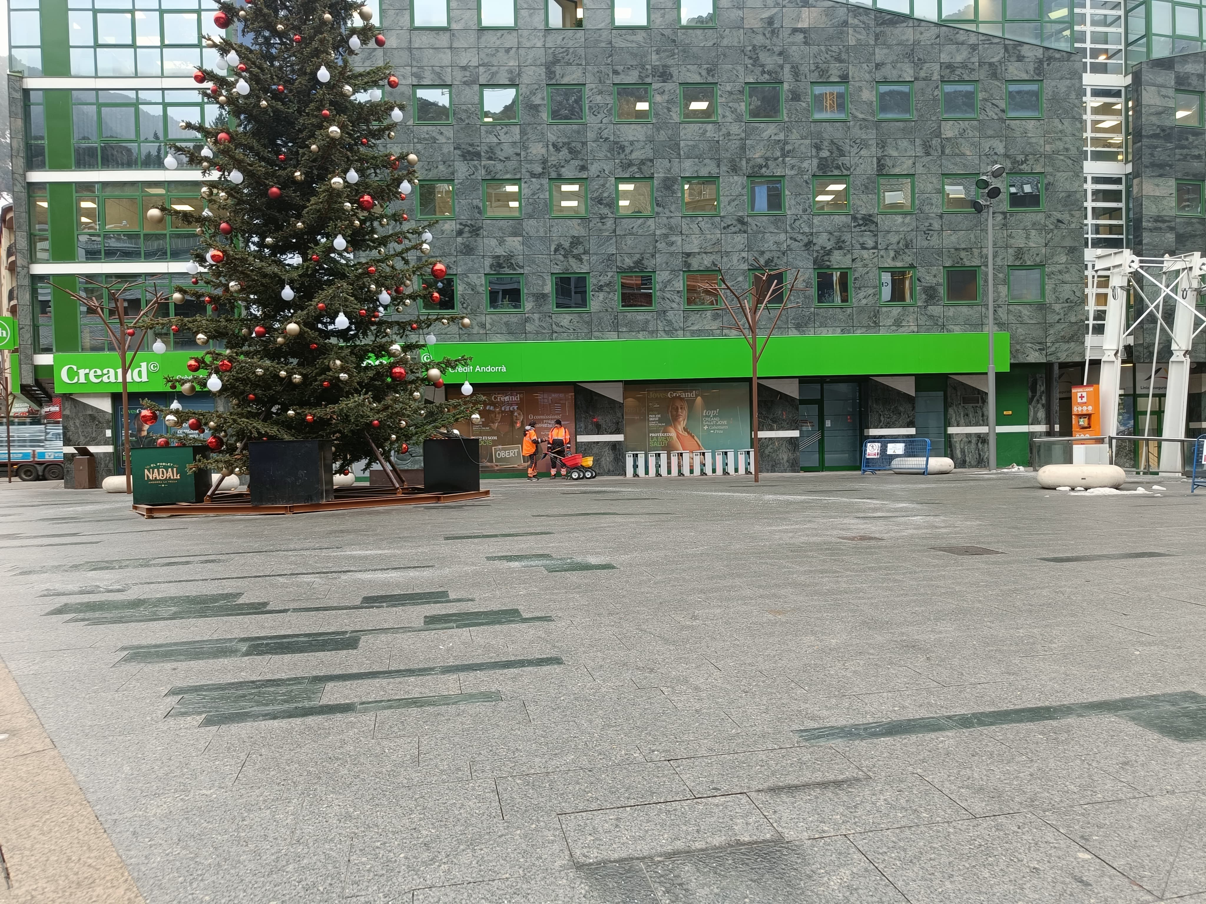 Operaris del comú tirant sal a la zona de la Rotonda aquest divendres al matí.