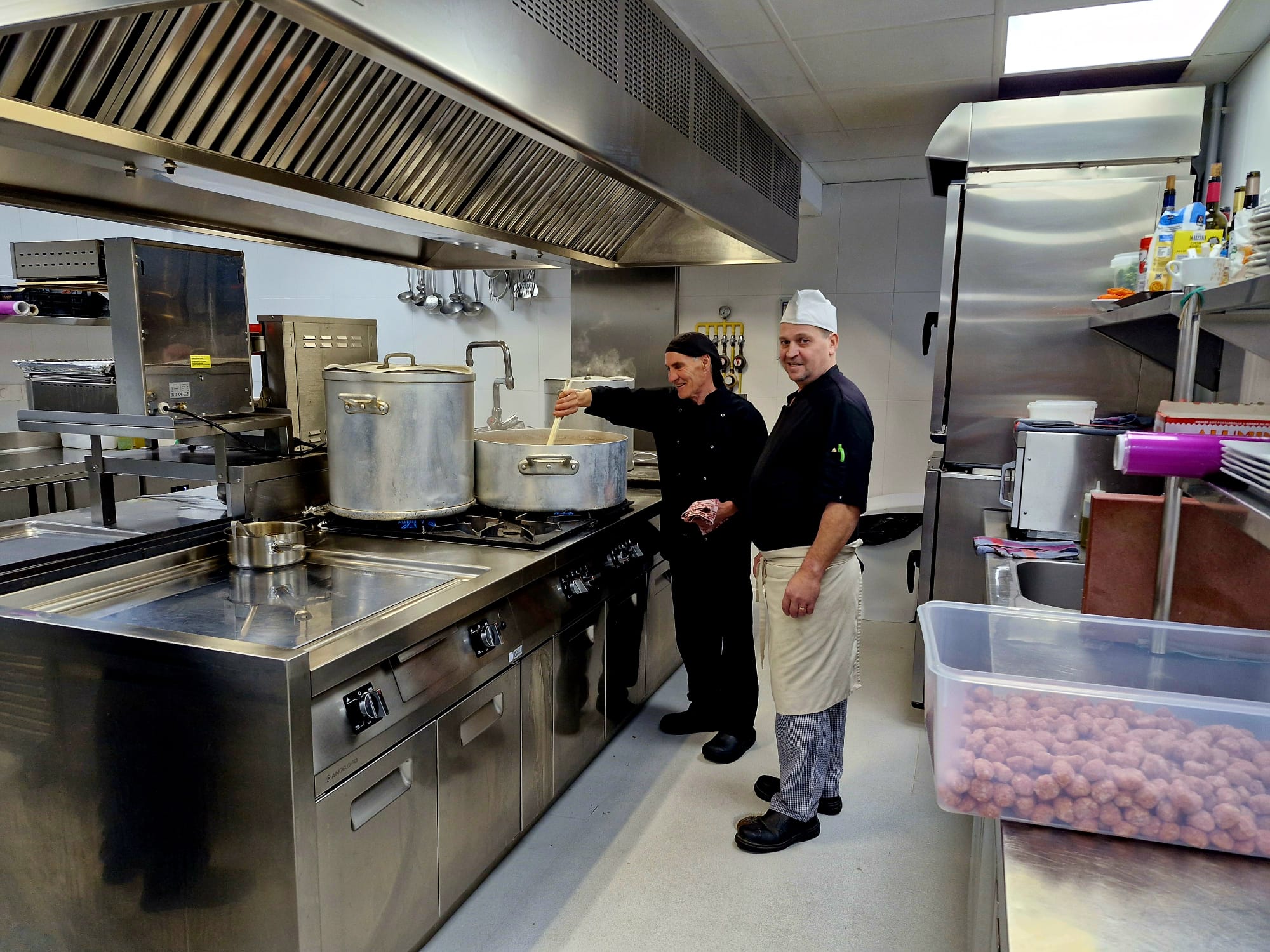 L'equip de cuiners de la Confraria de Sant Antoni ha estat preparant els brous i les carns per l’escudella de la Massana.