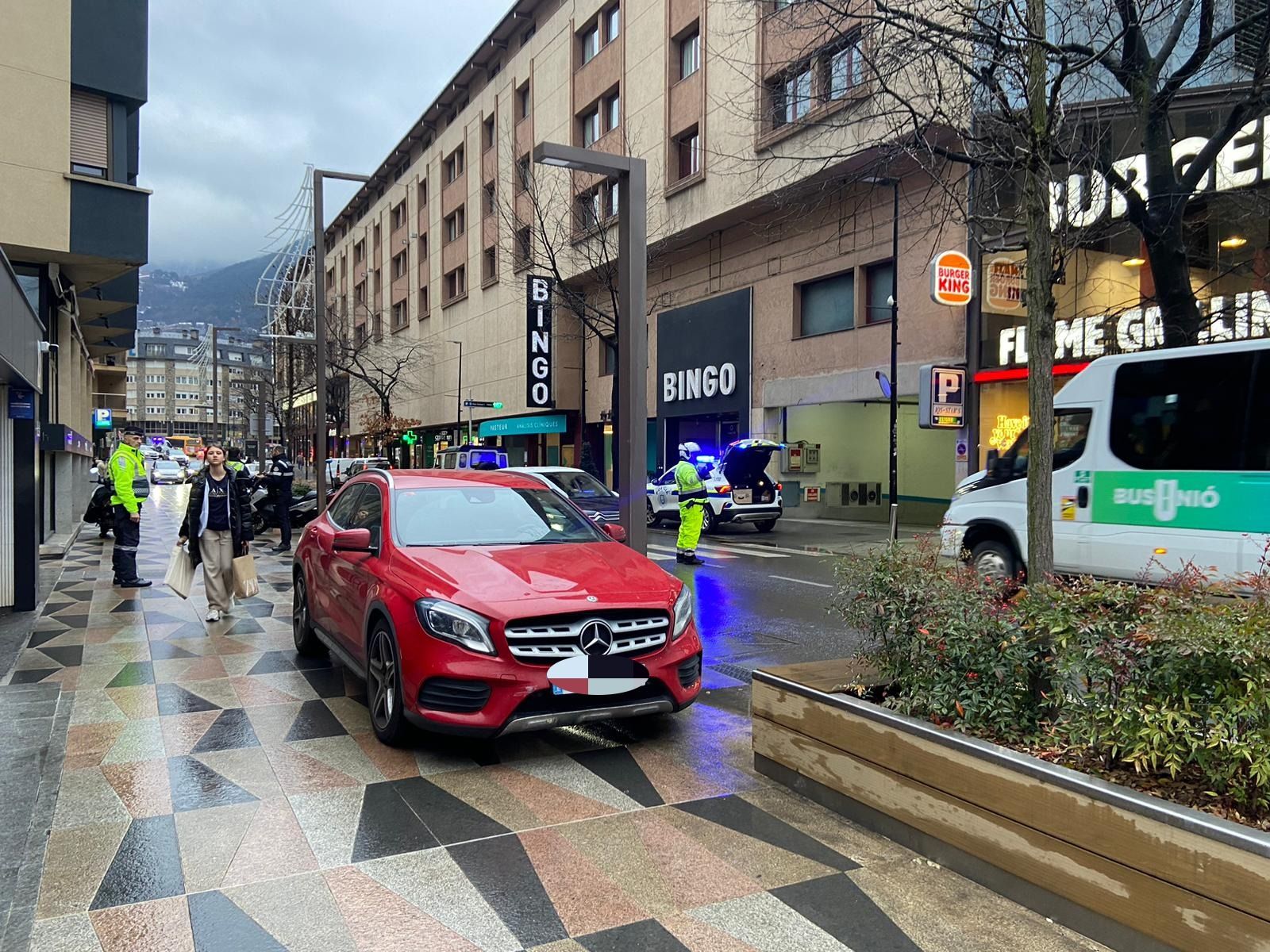 El cotxe implicat i, a l'altra banda, el vehicle de la policia.