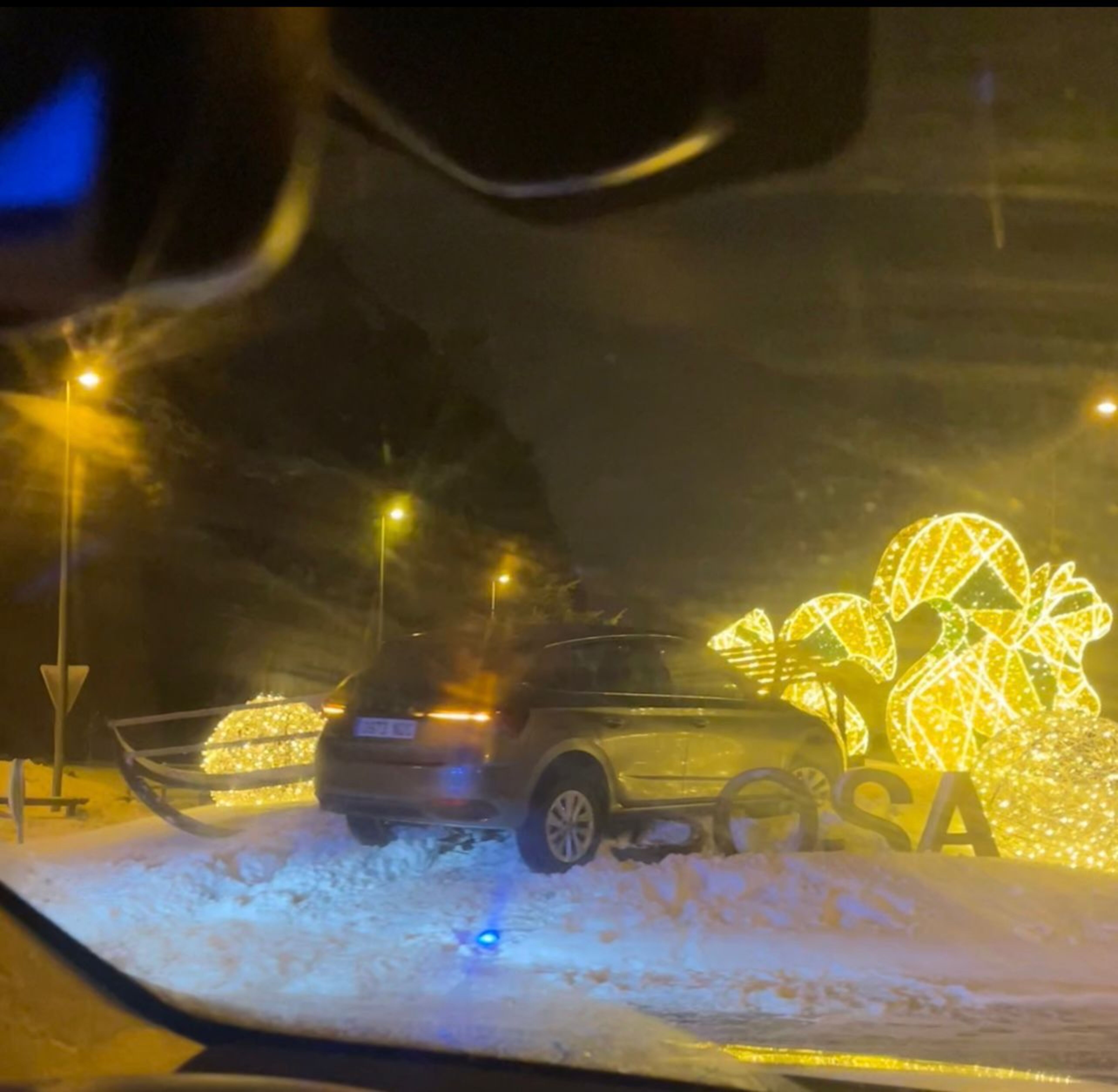 El cotxe enfilat a la rotonda.