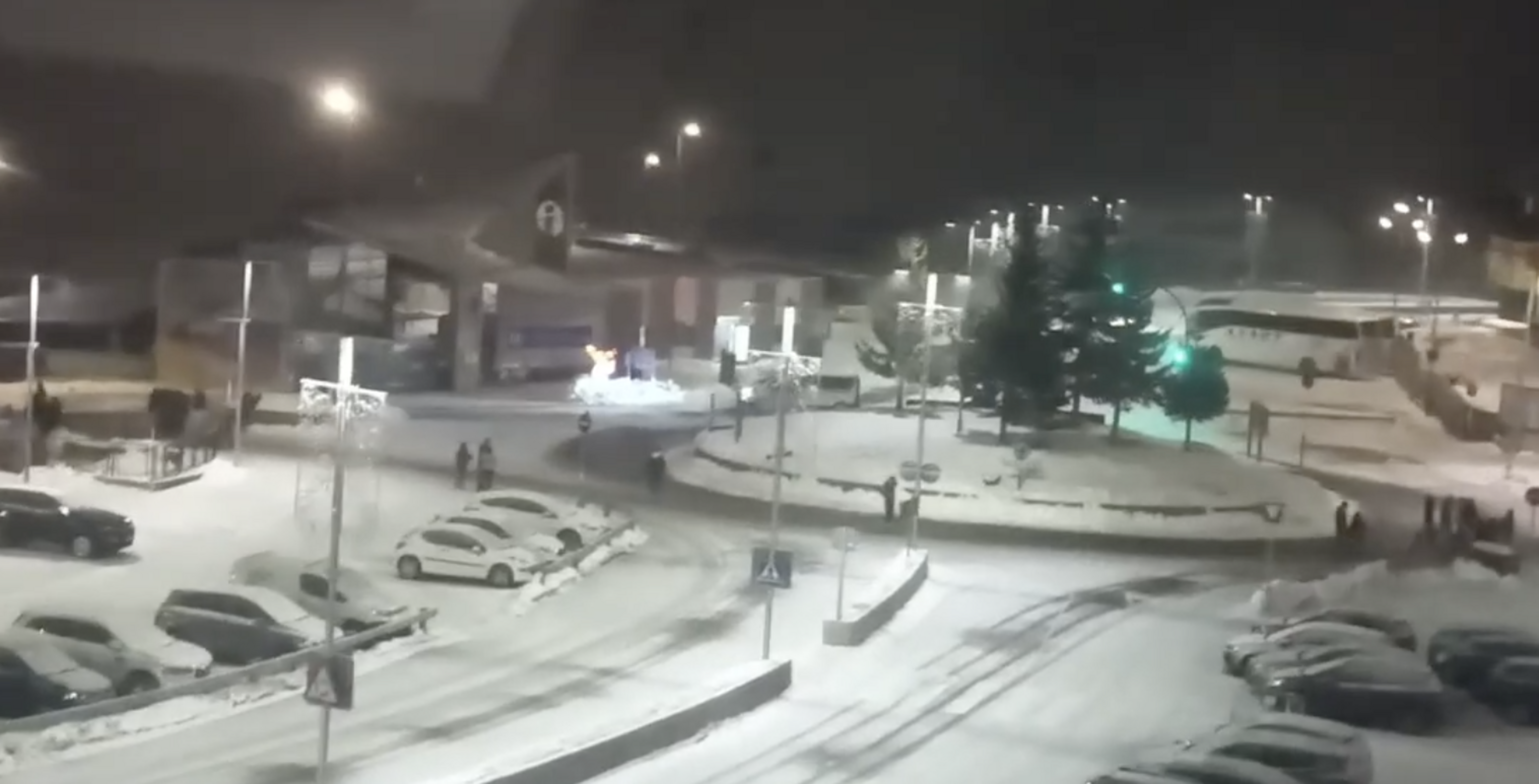 Alguns dels joves creuant el poble aquesta matinada.