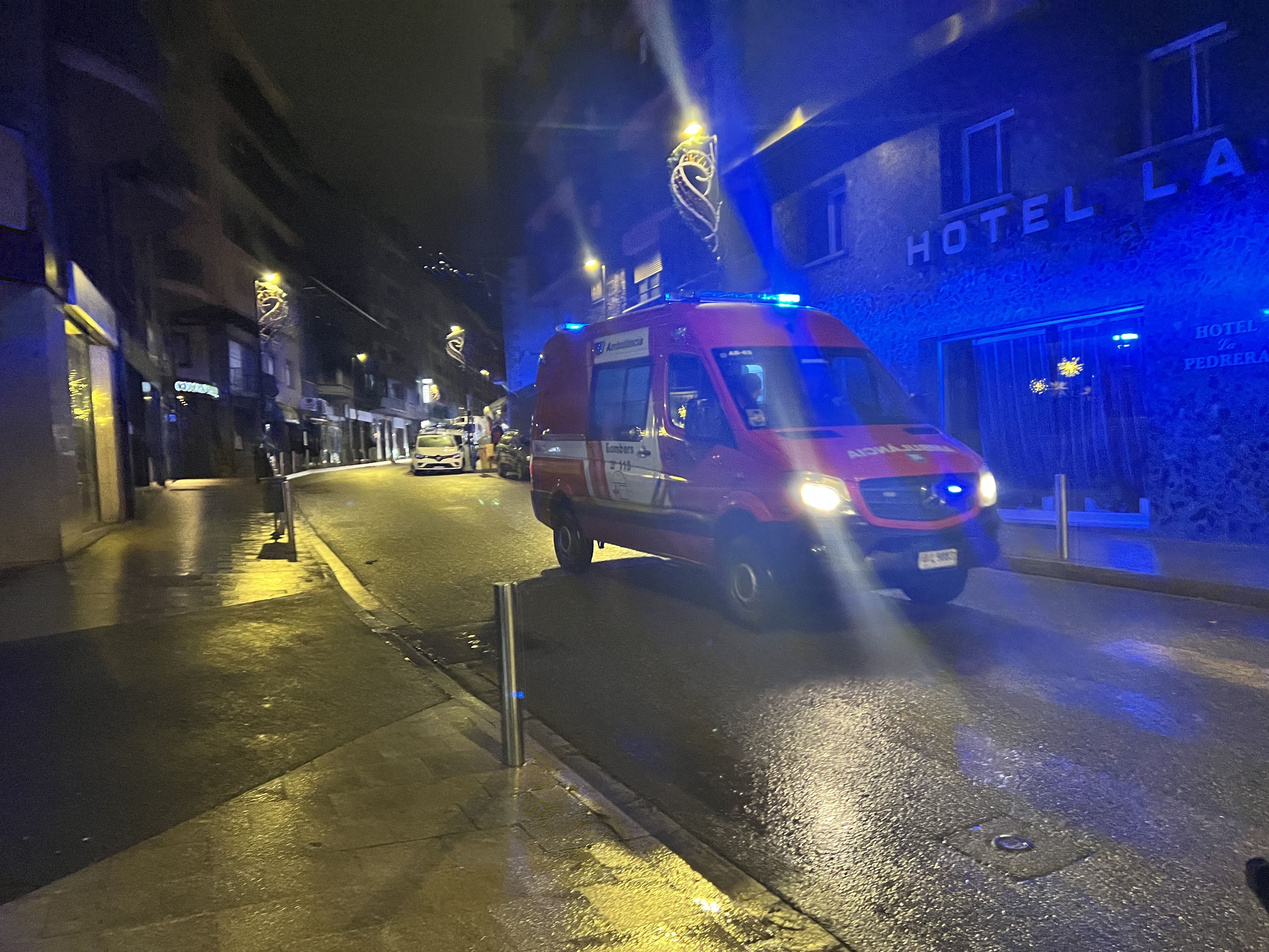 L'ambulància dels bombers marxant del lloc de la intervenció.