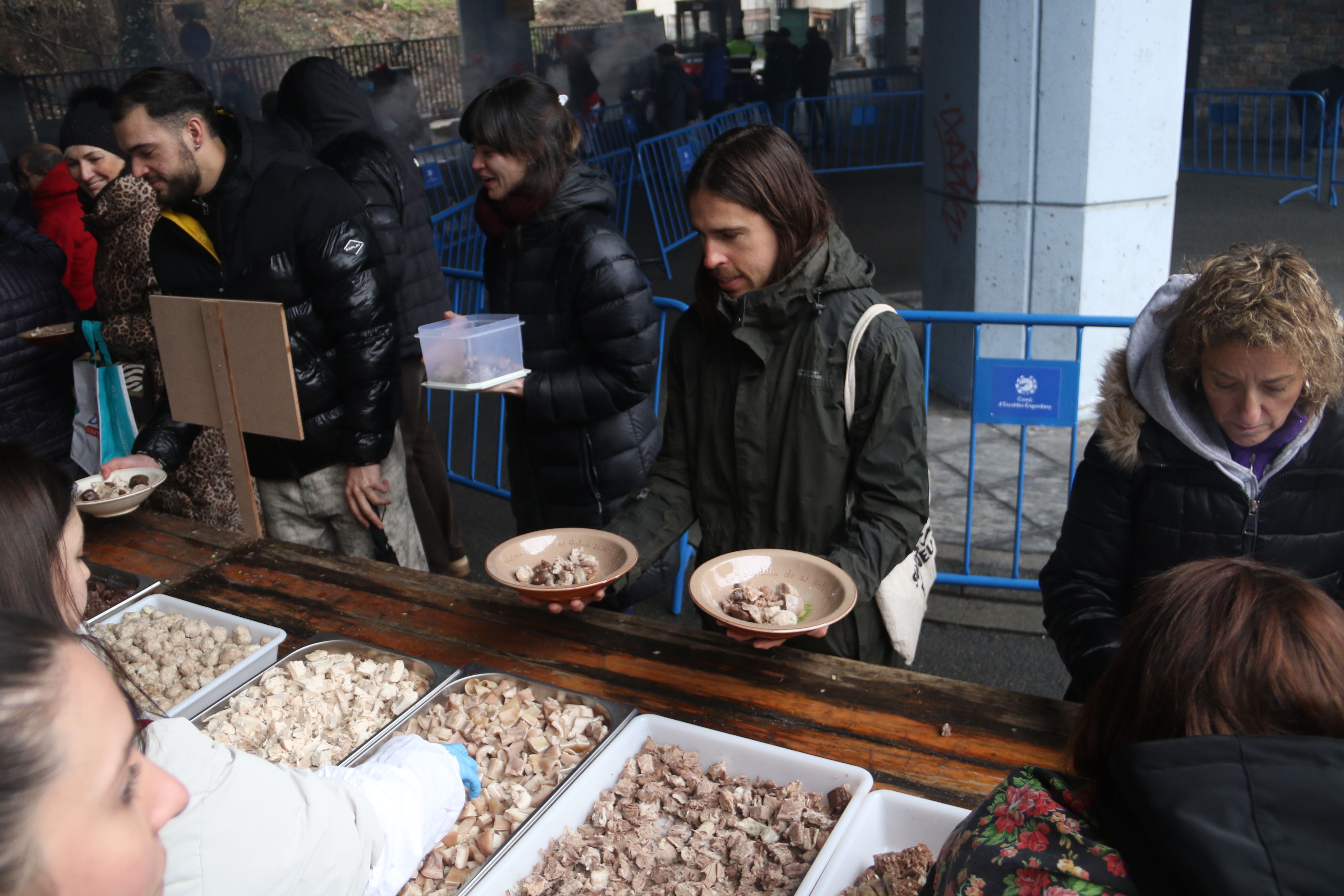 Recollint la carn d'olla. 