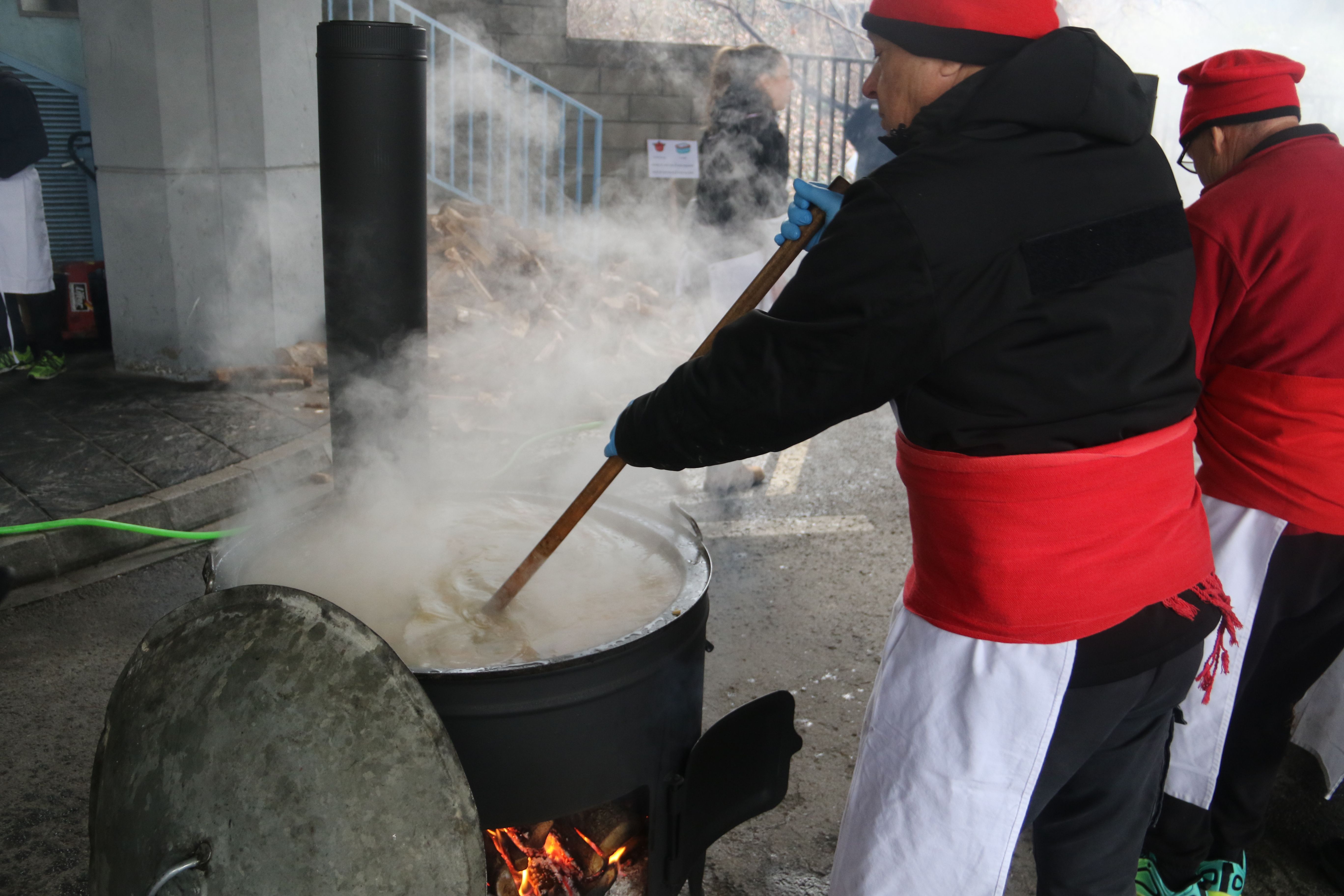 Escudellaire remenant la fogaina.