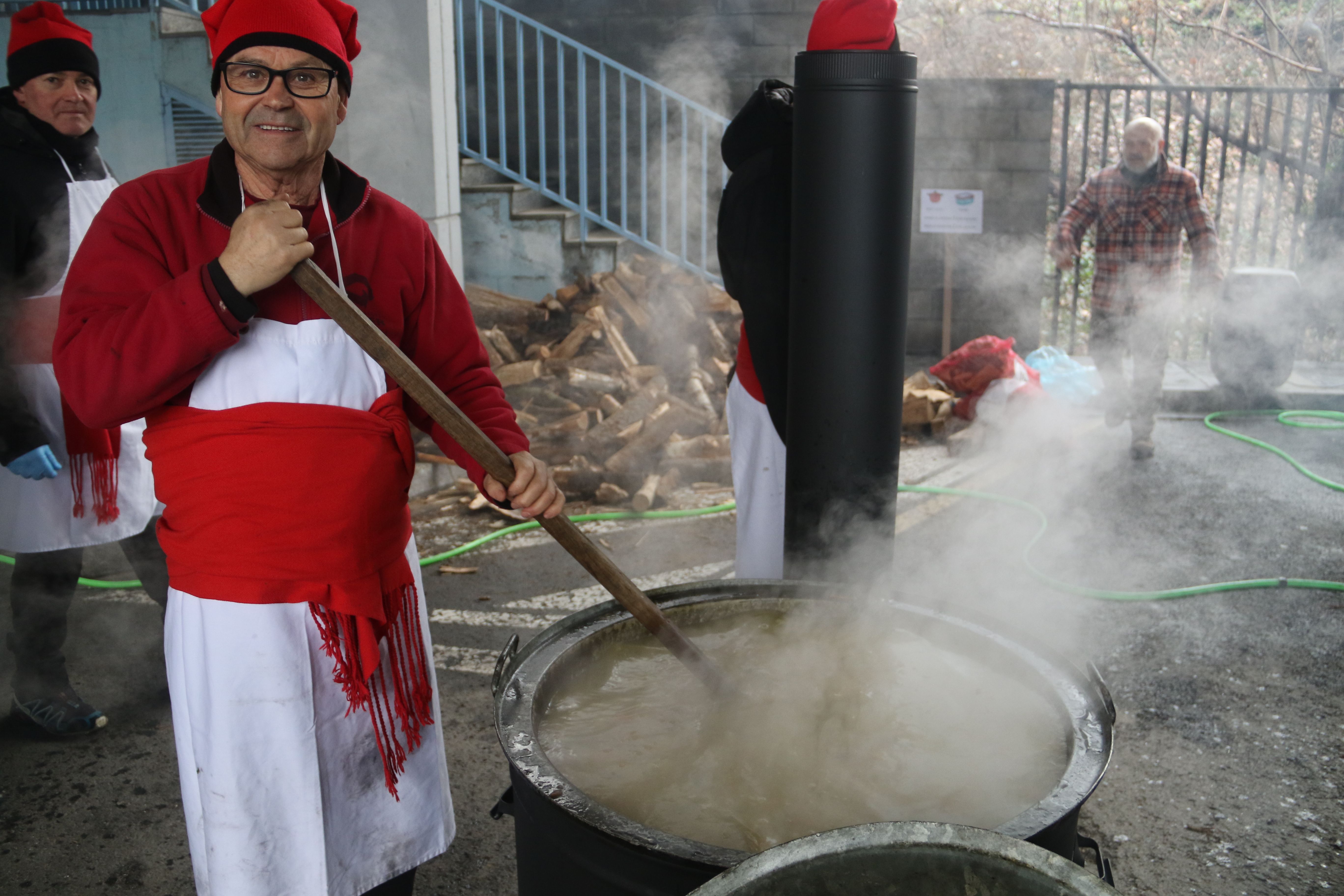 Escudellaire remenant la fogaina.