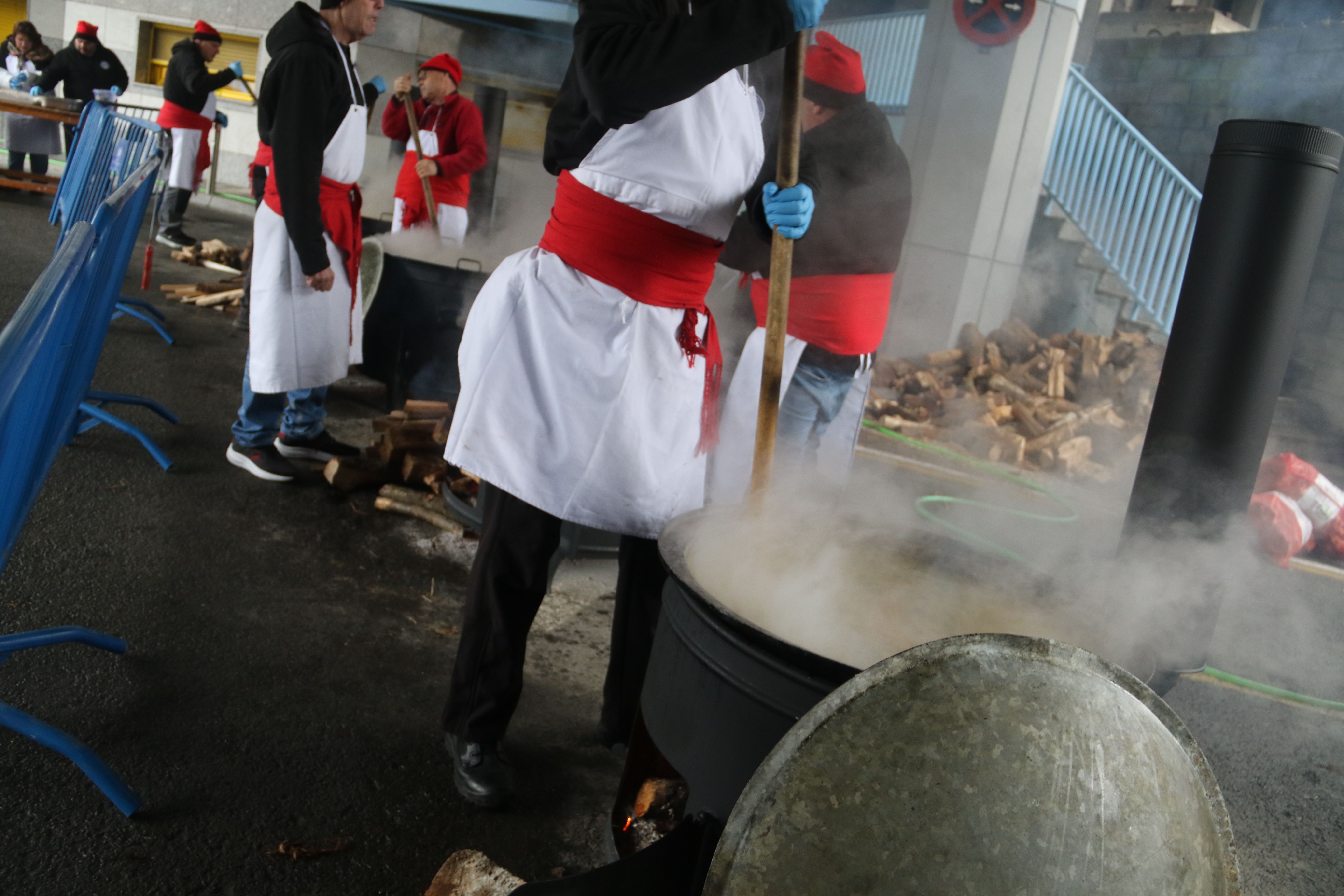 Escudellaires remenant les fogaines.