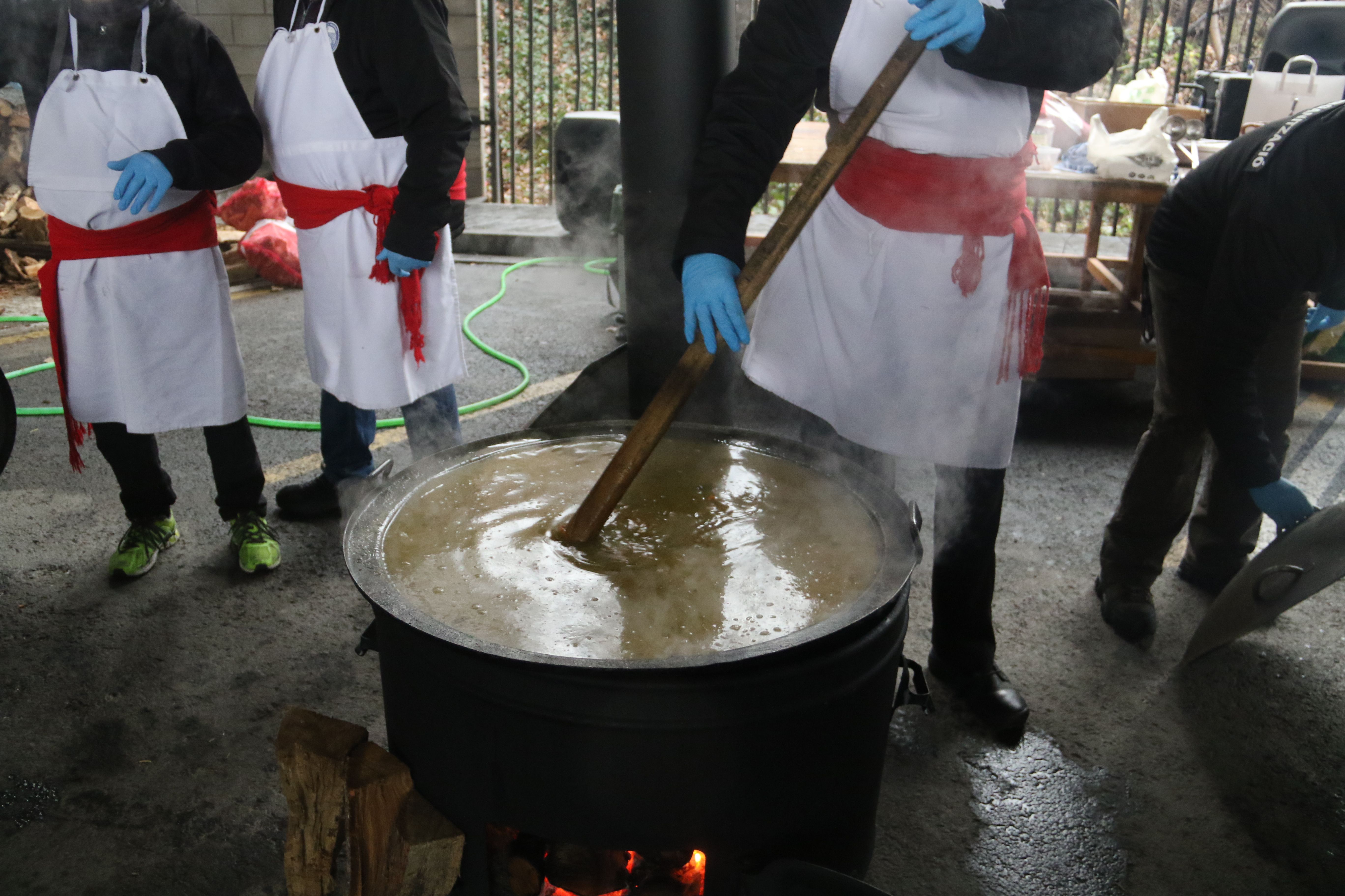 Escudellaires remenant les fogaines.
