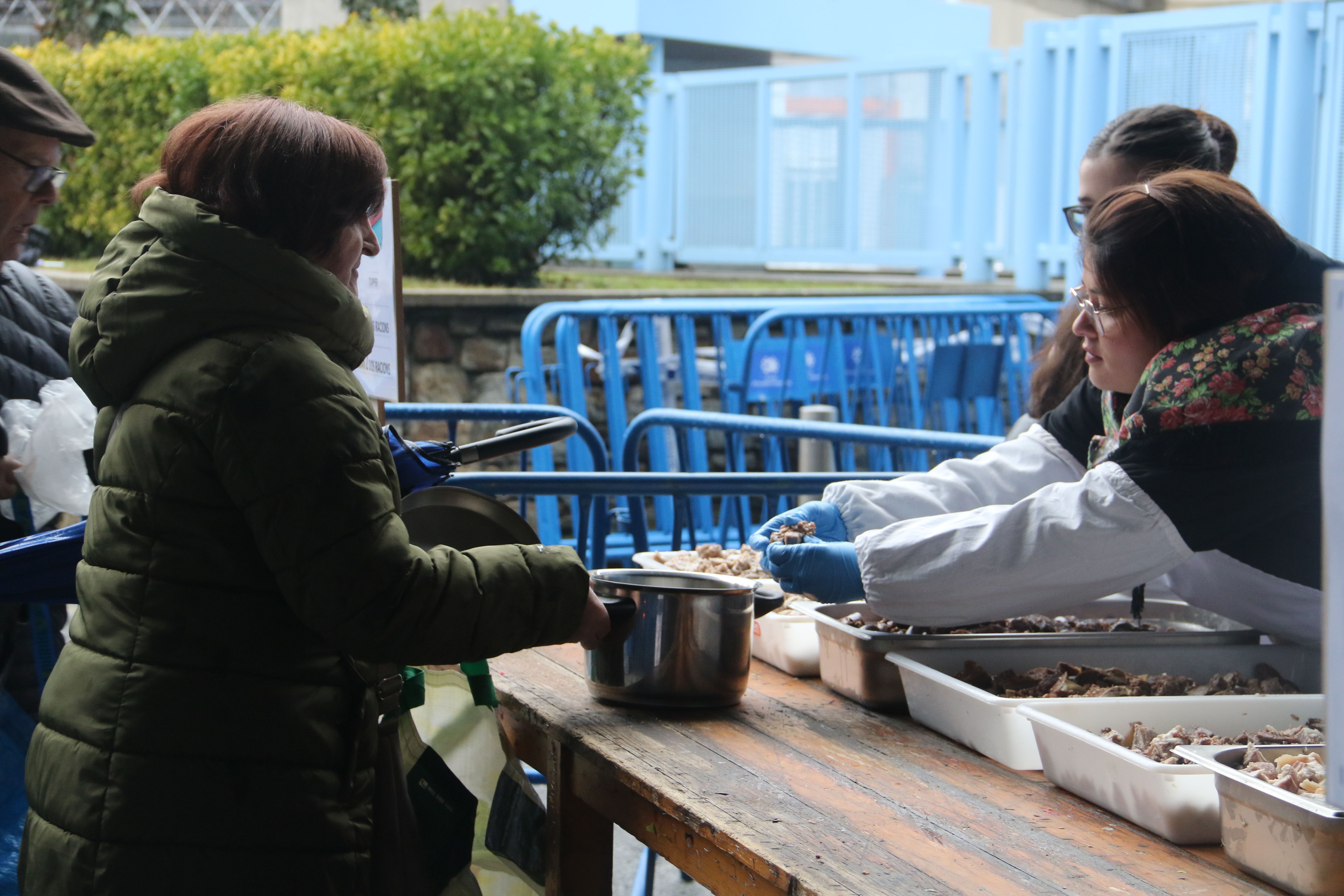 Començant a repartir la carn d'olla. 