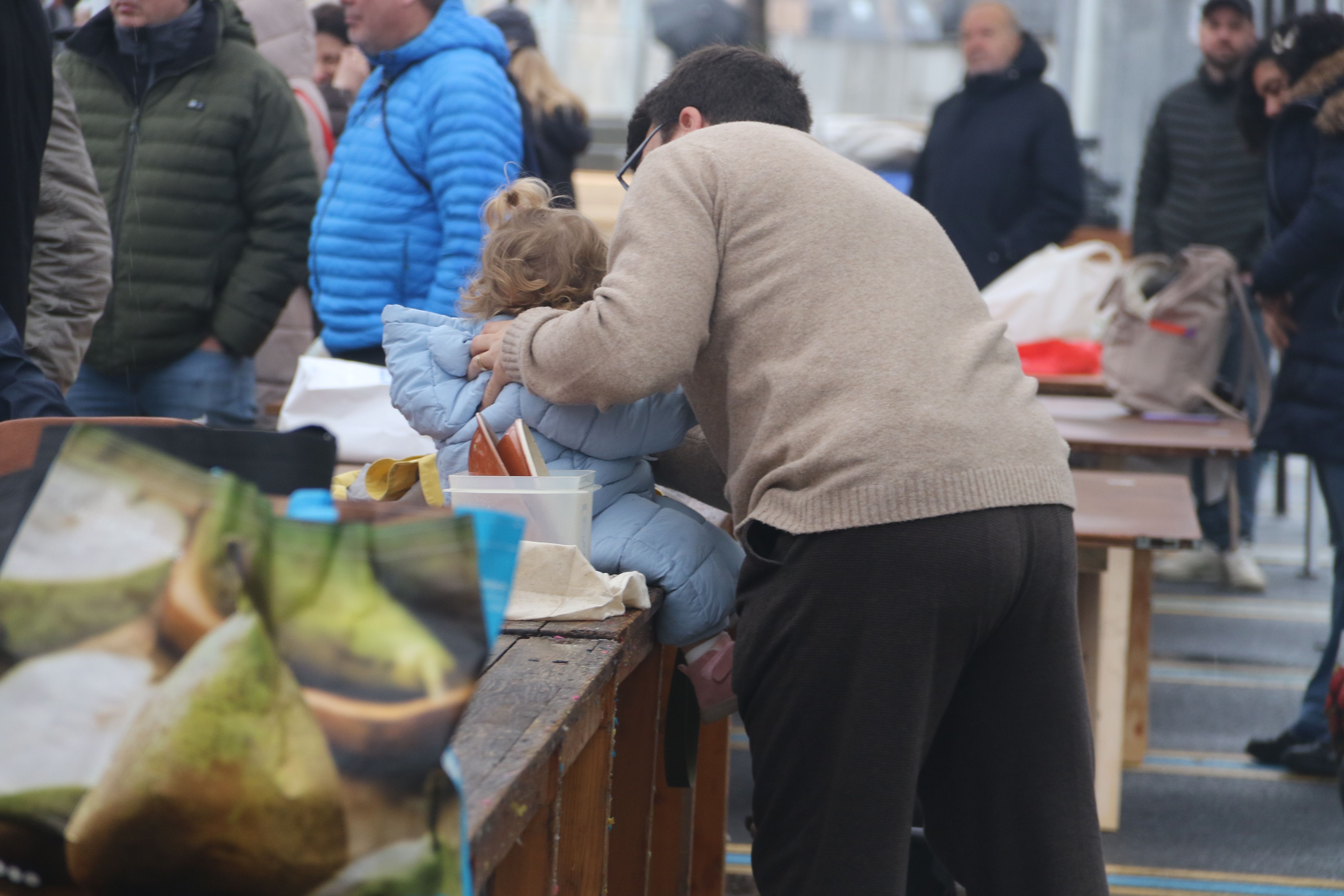 Degustant l'escudella sota unes carpes.
