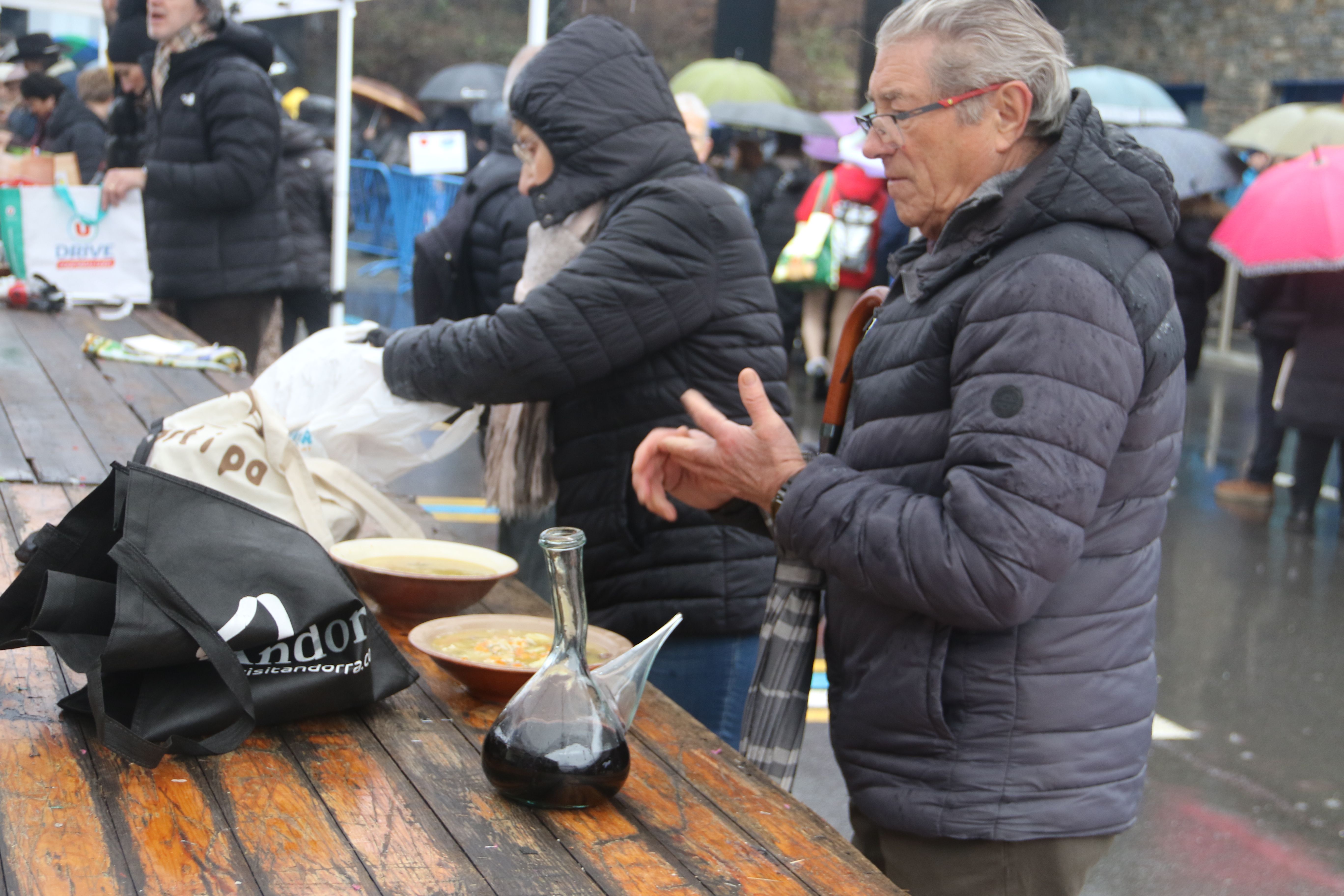 Degustant l'escudella sota unes carpes.