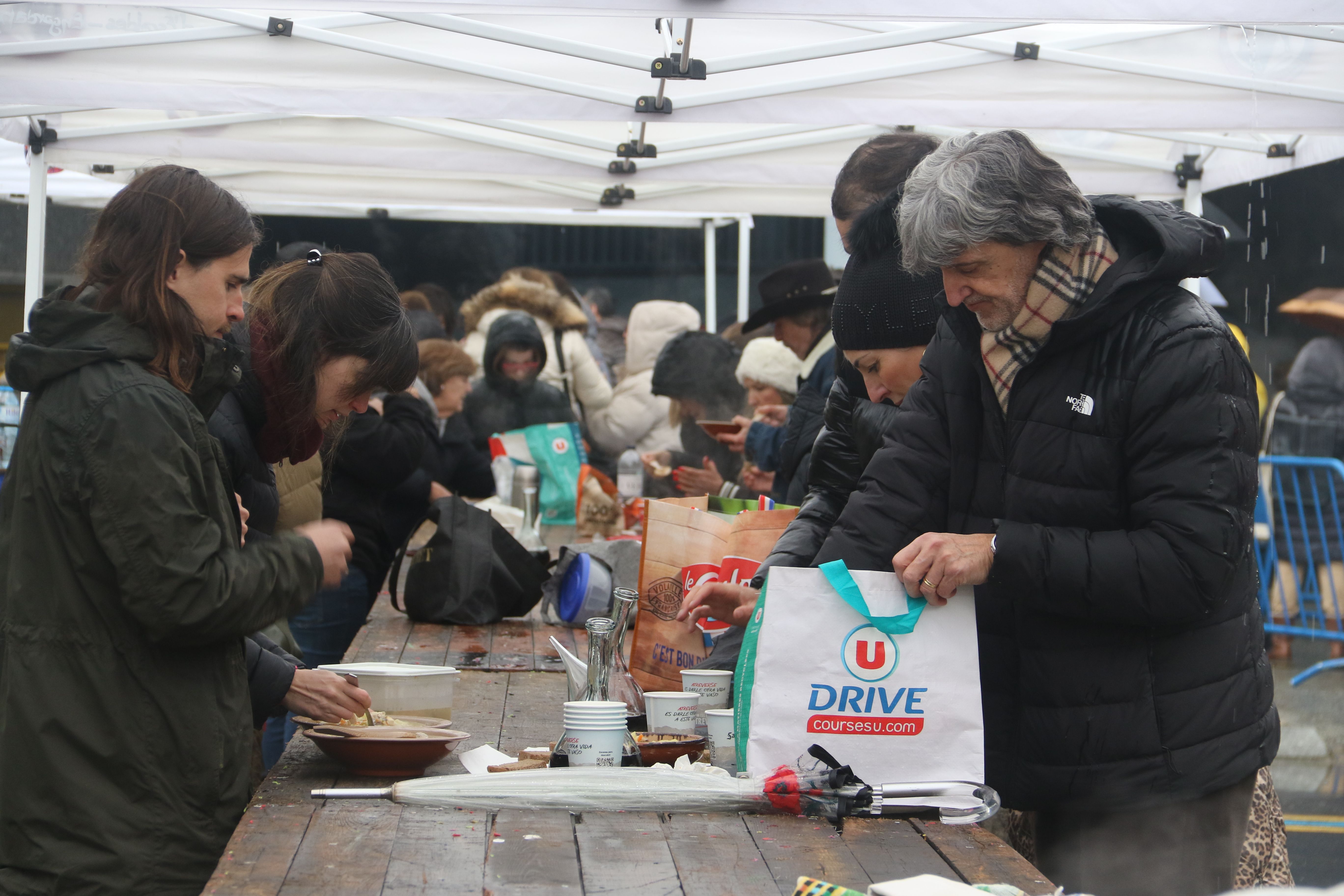 Degustant l'escudella sota unes carpes.