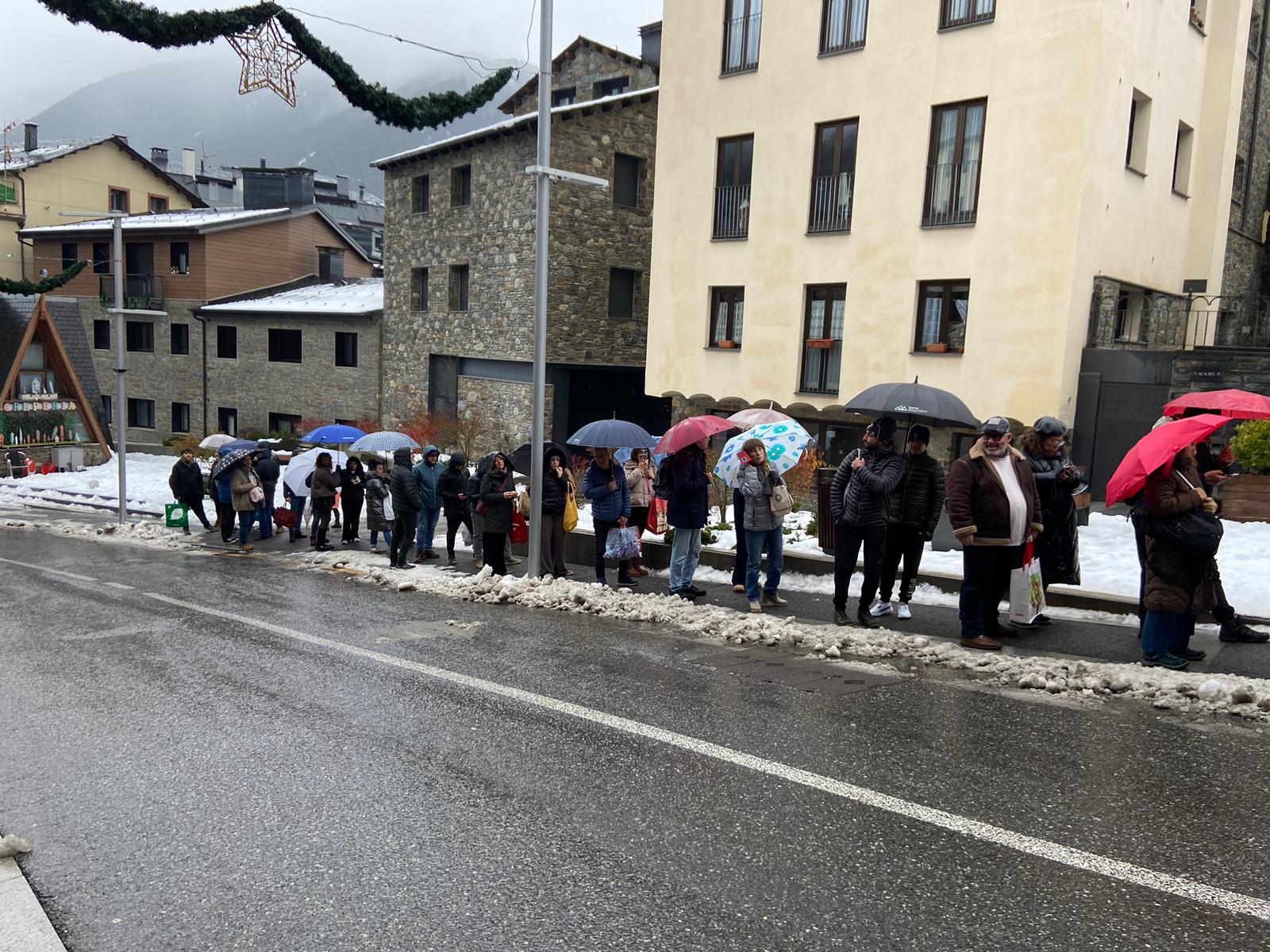 Alguns s'han armat de paciència, cua gairebé fins a la creperia. 