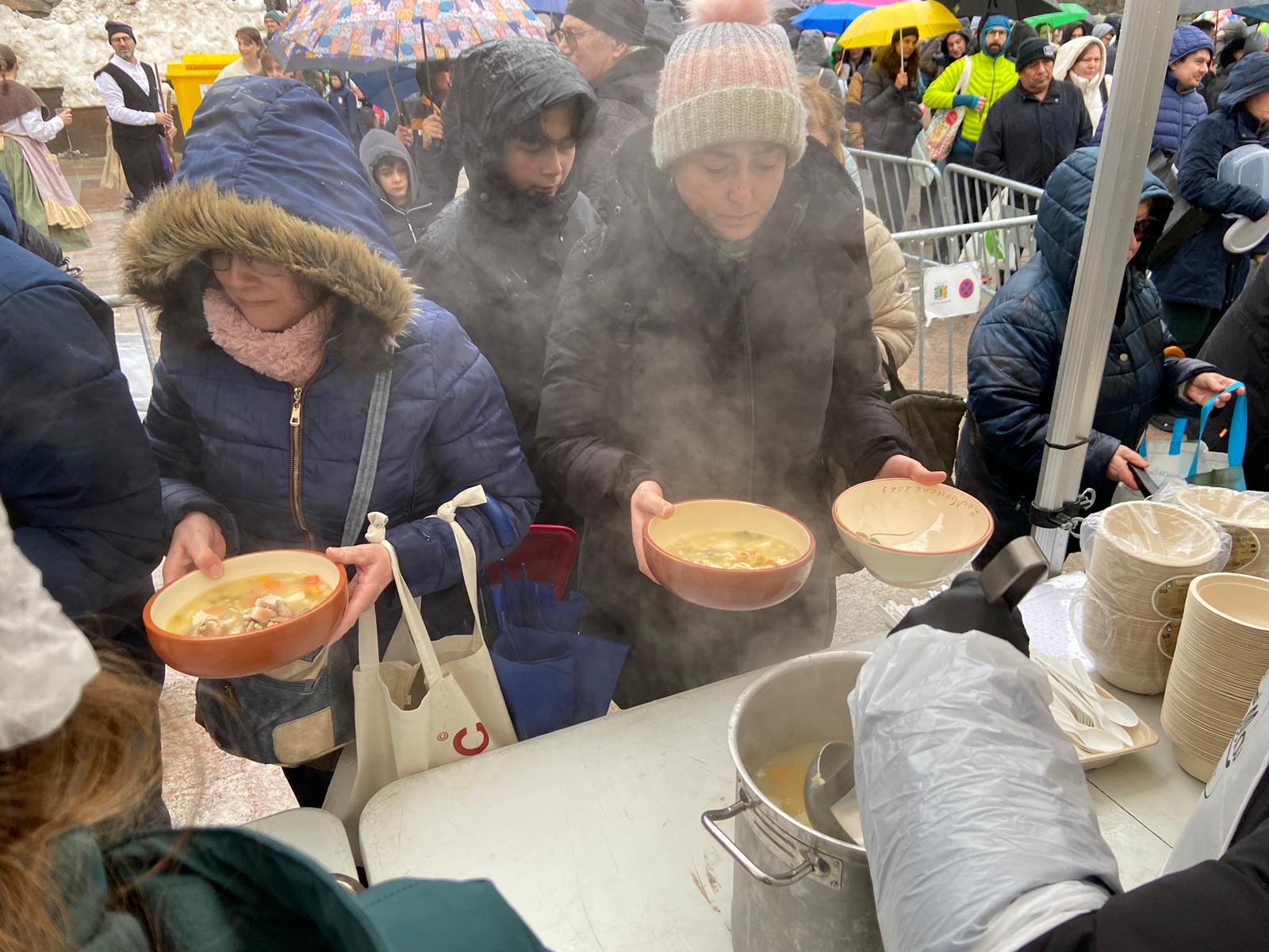 Els més petits, servint escudella al públic.