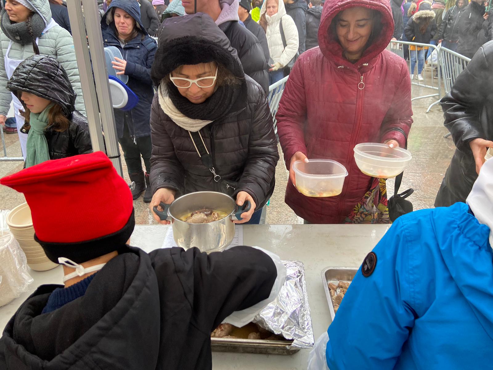 Entre tàpers de plàstic i bols: tothom ha vingut preparat.