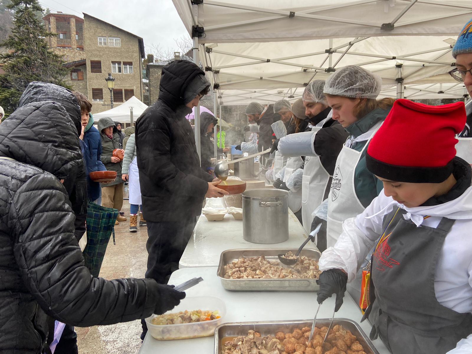 Safates plenes de carn per adornar el brou.