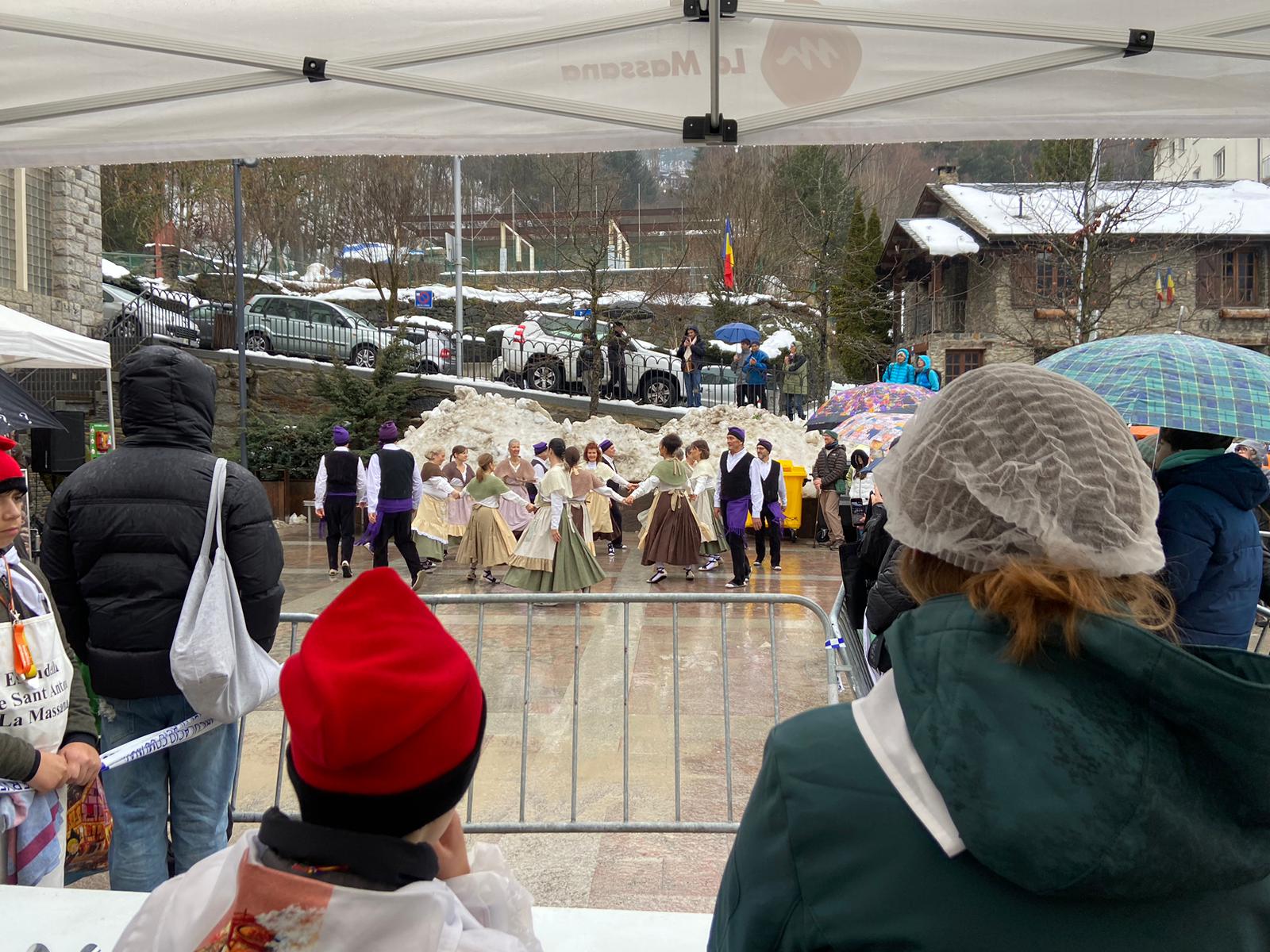 Petits i grans, gaudint de l'actuació de l'Esbart. 